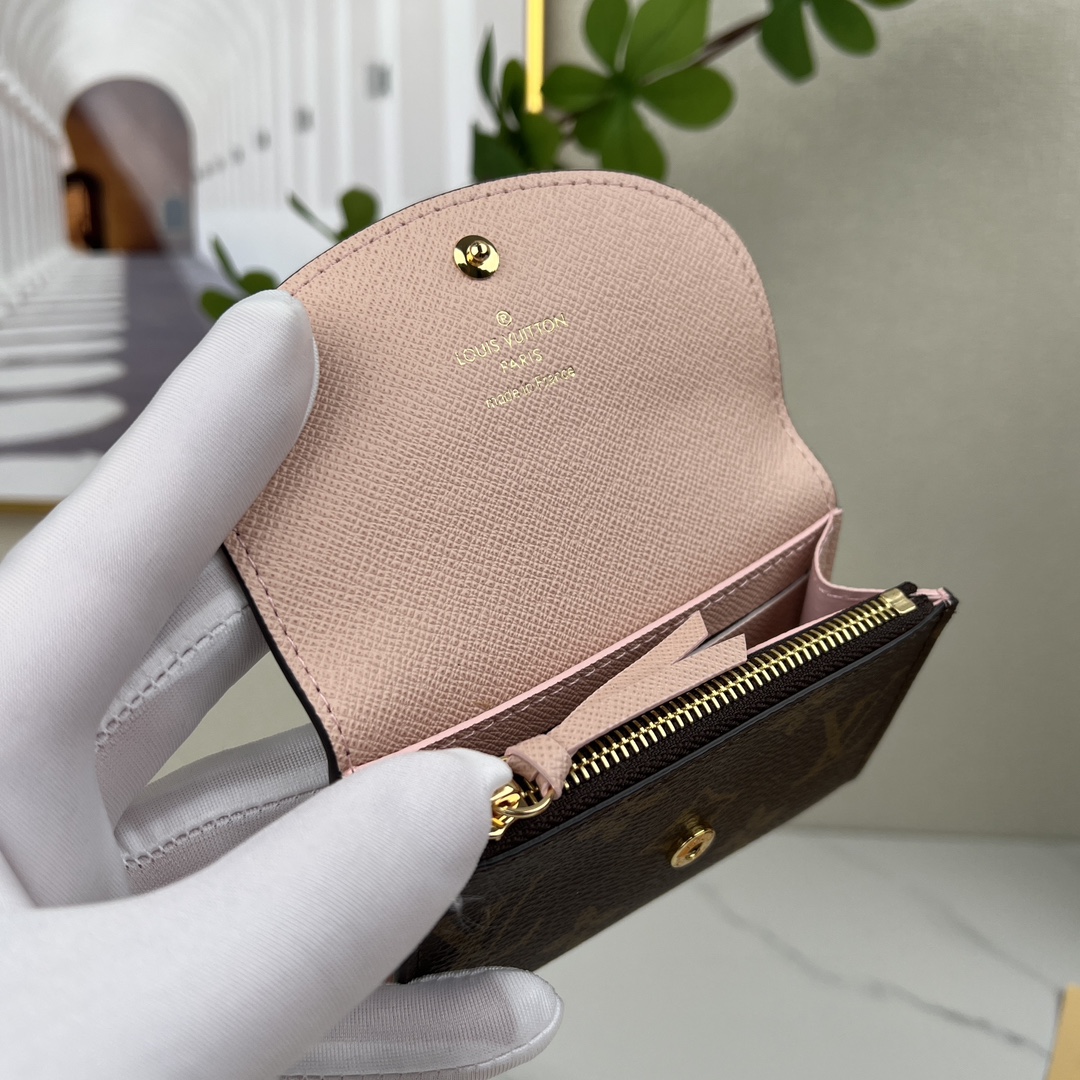 louis vuitton】顶级原单 独家背景 M41939 金扣粉色 尺寸: 11 x 8 x 2.5 厘米 本款 Rosalie 零钱包采用 6
