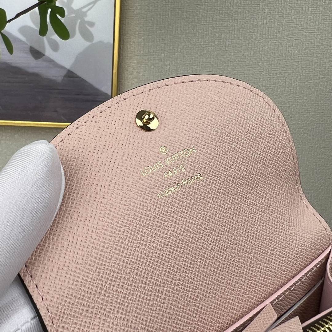 louis vuitton】顶级原单 独家背景 M41939 金扣粉色 尺寸: 11 x 8 x 2.5 厘米 本款 Rosalie 零钱包采用 7