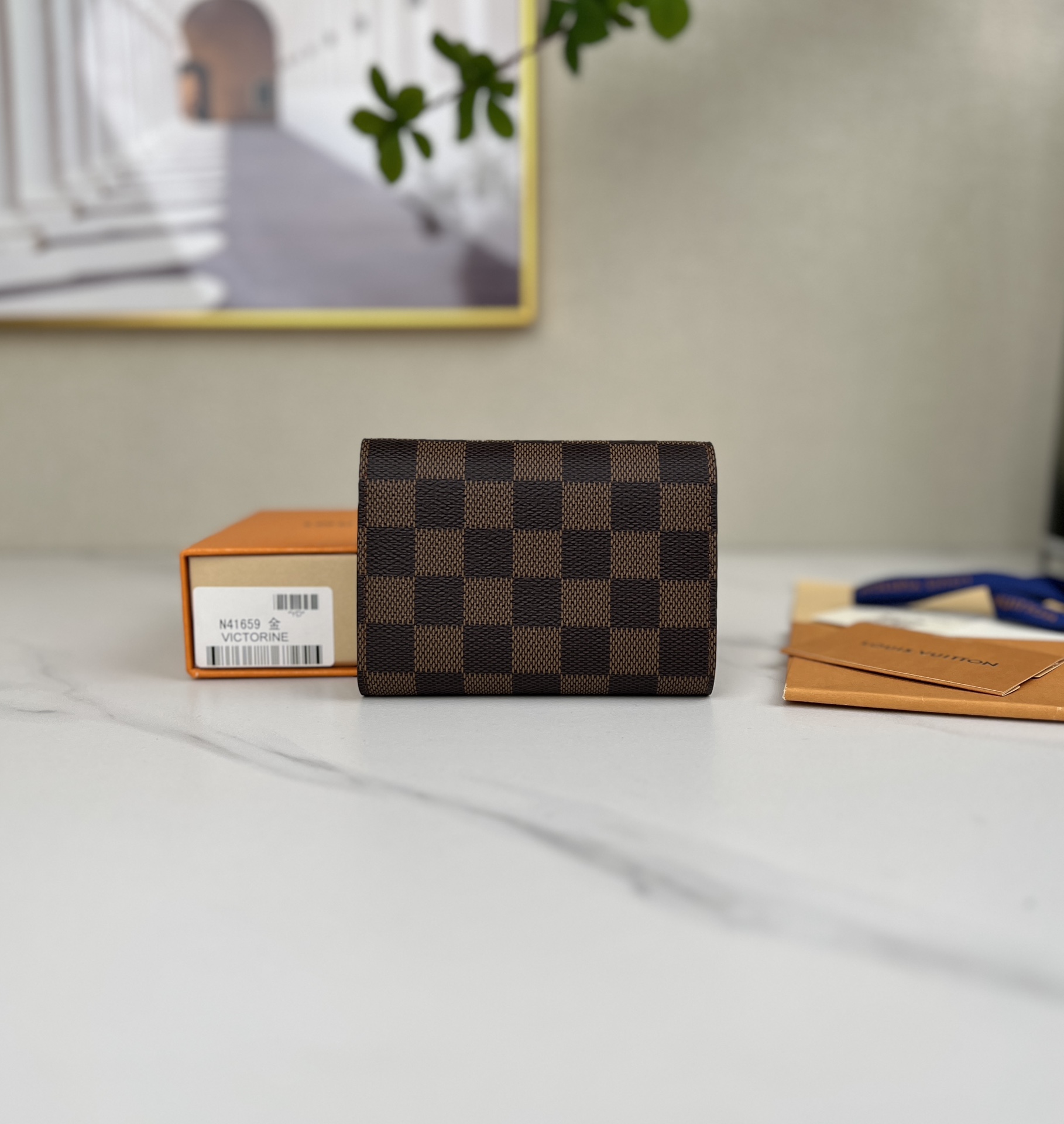 louis vuitton】顶级原单 独家背景 N41659金扣 尺寸: 12 x 9.5 x 2.5 厘米 本款 Victorine 钱夹取材 2