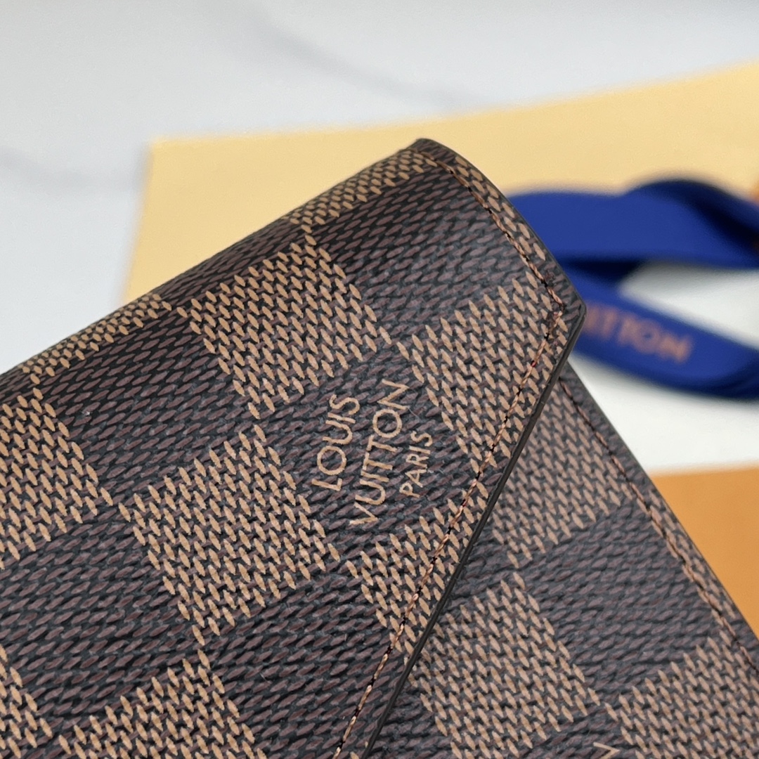 louis vuitton】顶级原单 独家背景 N41659金扣 尺寸: 12 x 9.5 x 2.5 厘米 本款 Victorine 钱夹取材 4