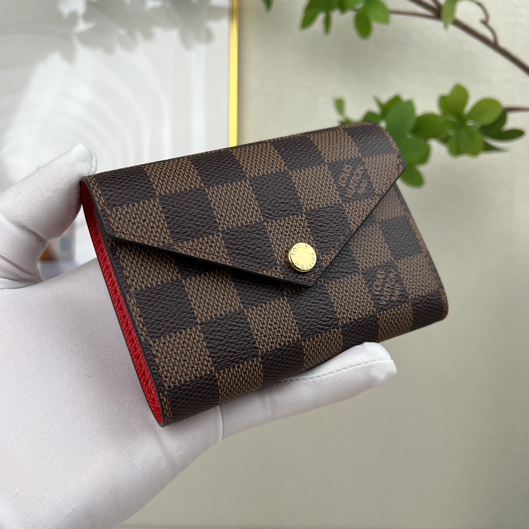 louis vuitton】顶级原单 独家背景 N41659金扣 尺寸: 12 x 9.5 x 2.5 厘米 本款 Victorine 钱夹取材 3