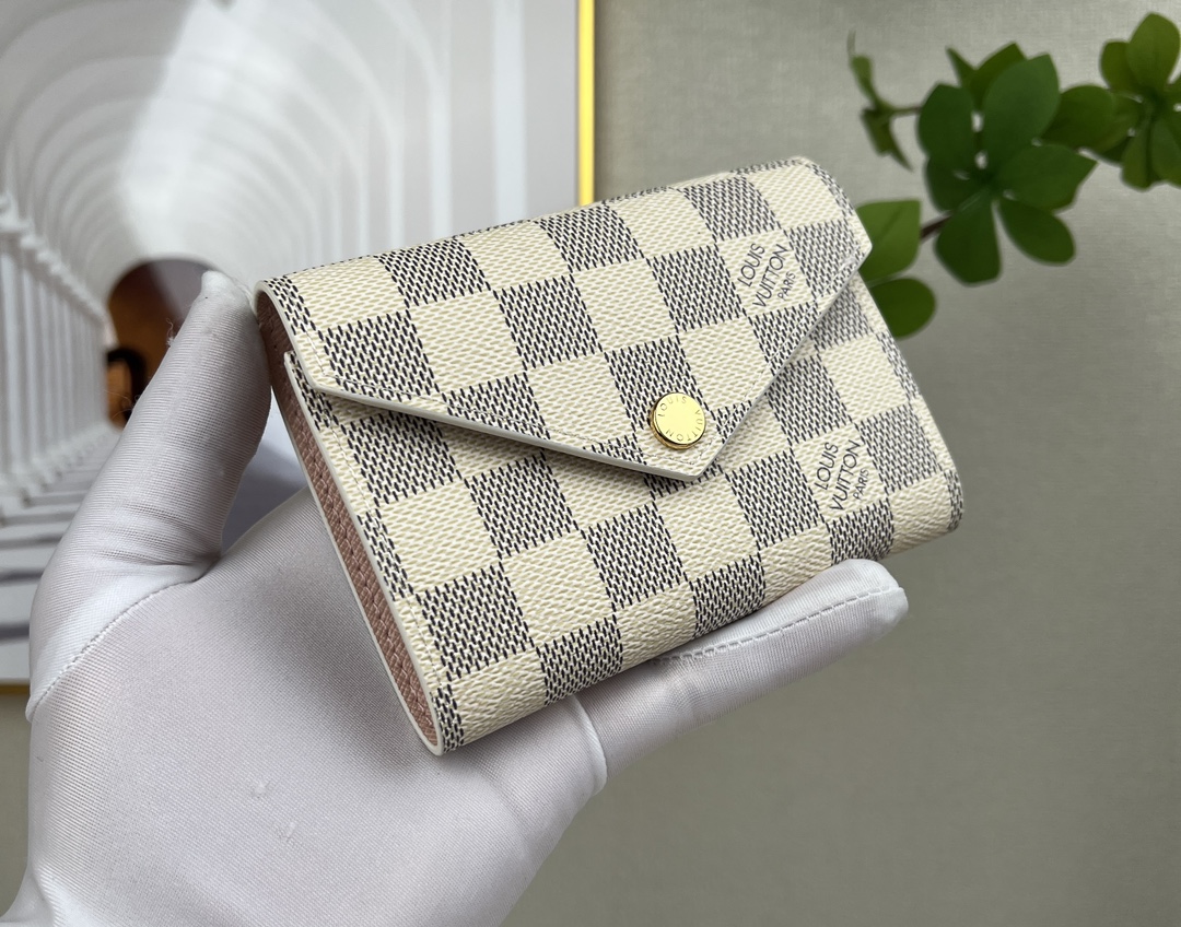 louis vuitton】顶级原单 独家背景 N41938金扣白格粉尺寸: 12 x 9.5 x 2.5 厘米 本款 Victorine 3