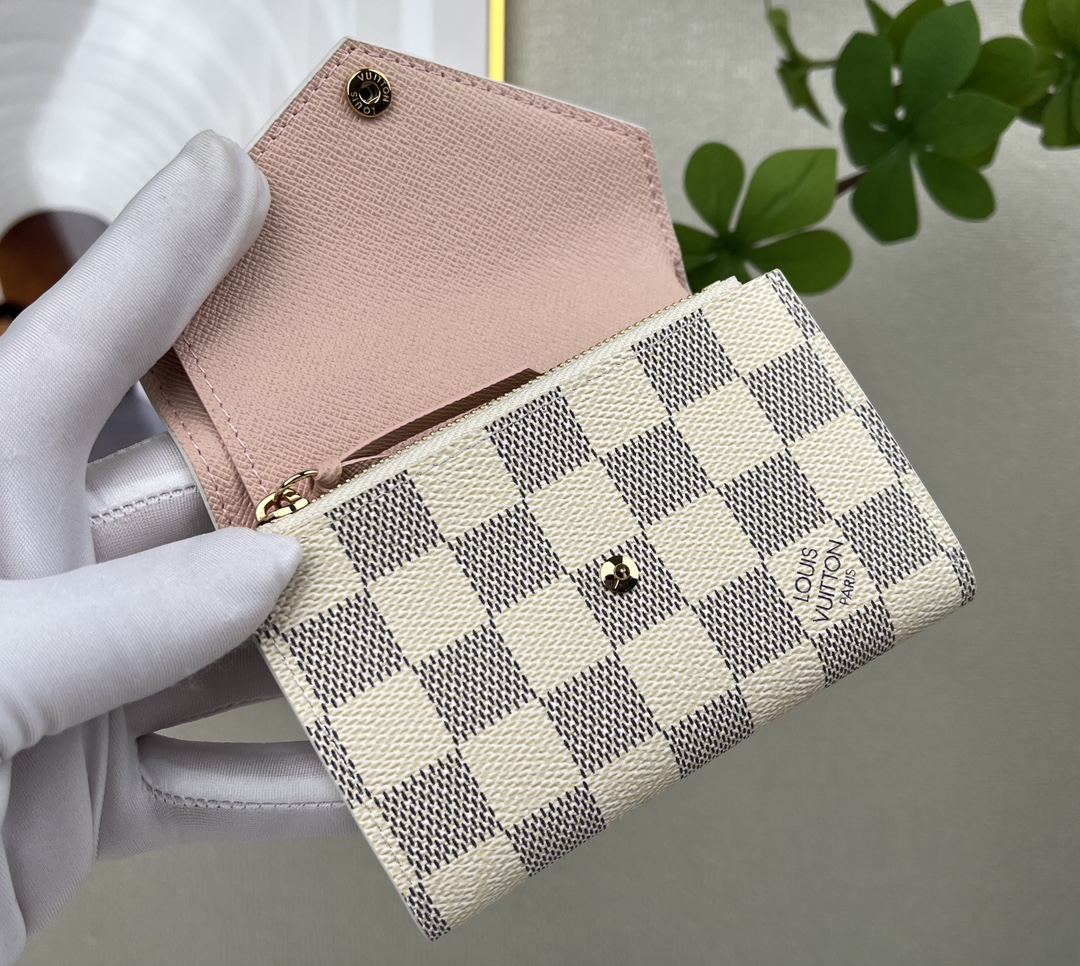louis vuitton】顶级原单 独家背景 N41938金扣白格粉尺寸: 12 x 9.5 x 2.5 厘米 本款 Victorine 7
