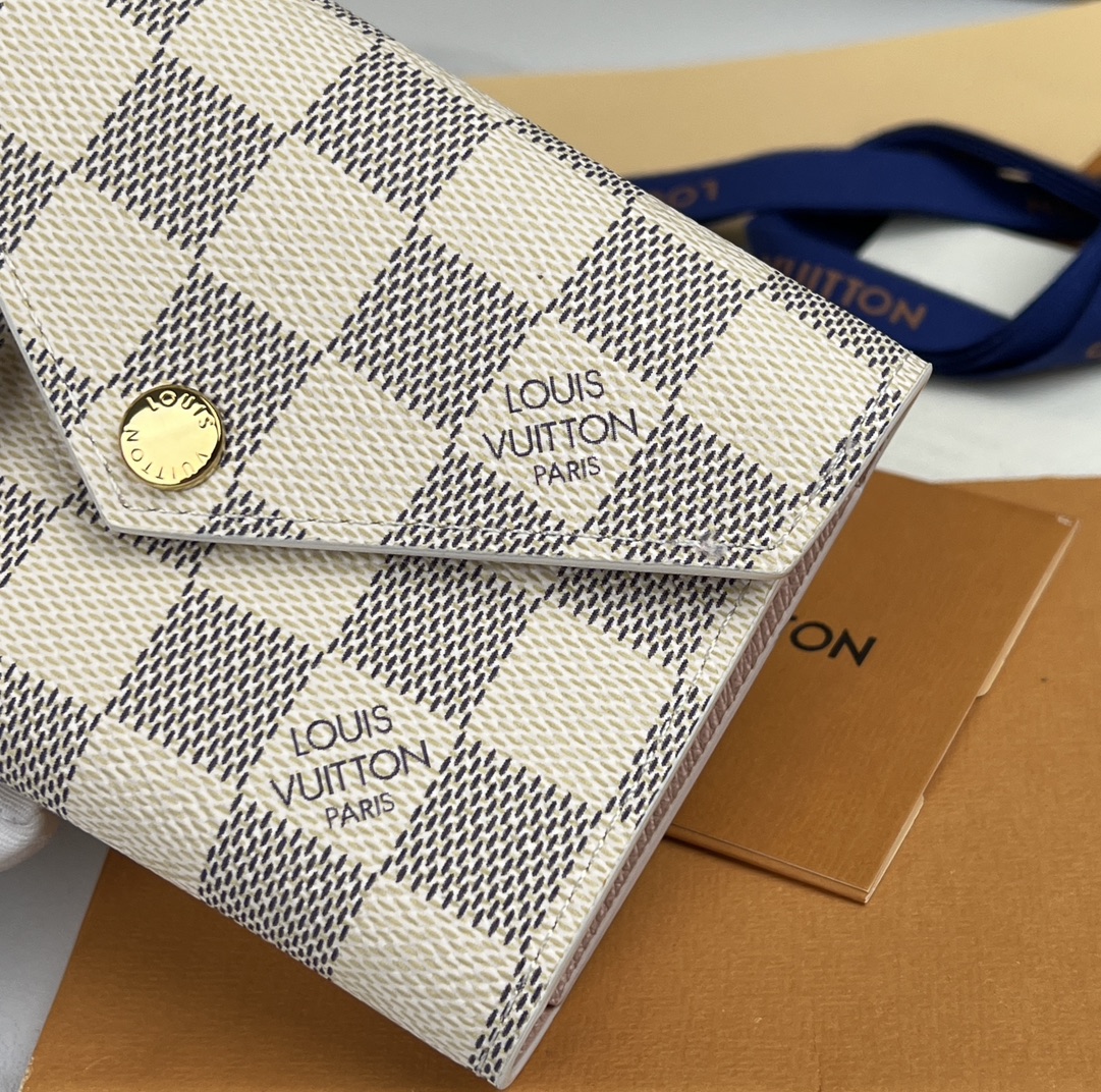 louis vuitton】顶级原单 独家背景 N41938金扣白格粉尺寸: 12 x 9.5 x 2.5 厘米 本款 Victorine 4