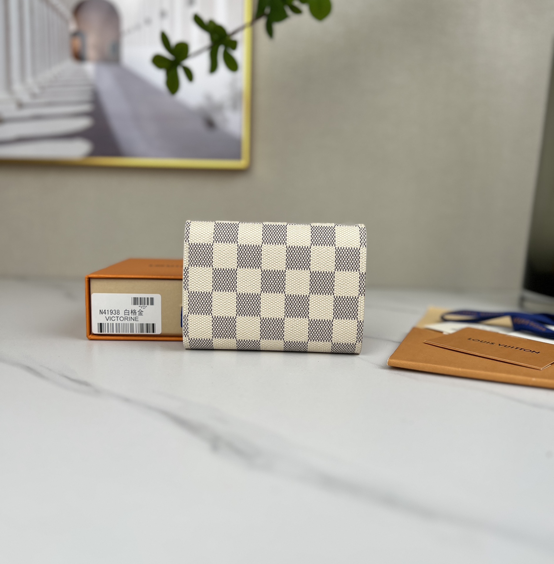 louis vuitton】顶级原单 独家背景 N41938金扣白格粉尺寸: 12 x 9.5 x 2.5 厘米 本款 Victorine 2