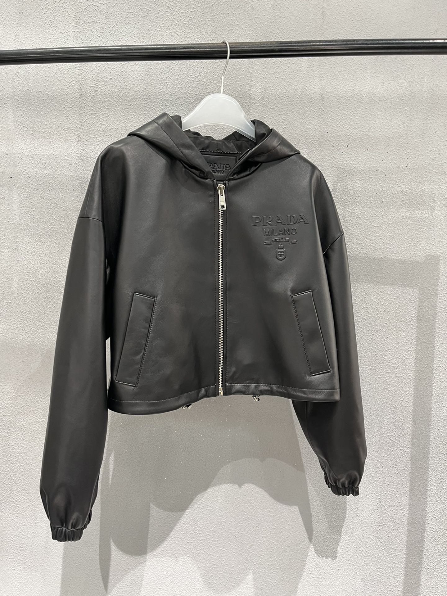 NO:723141,,Prada sheepskin embossed logo hooded leather jacket, short design, loose and large fit,Prada-clothing,prada,leather jacket,sheepskin,hats,19860909,普拉达羊皮压花logo连帽皮衣,短款设计,宽松大版型,普拉达-服装,prada,leather jacket,sheepskin,hats,,Women's clothing