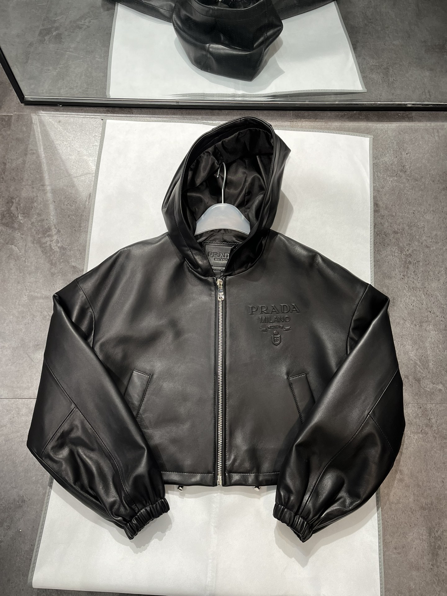 NO:723146,,Prada sheepskin embossed logo hooded leather jacket, short design, loose and large fit, size S-19860909,普拉达羊皮压花logo连帽皮衣,短款设计,宽松大版型 尺寸S- X L,短款宽松版型,不挑身材,普拉达-服装,prada,leather jacket,sheepskin,hats,,Women's clothing