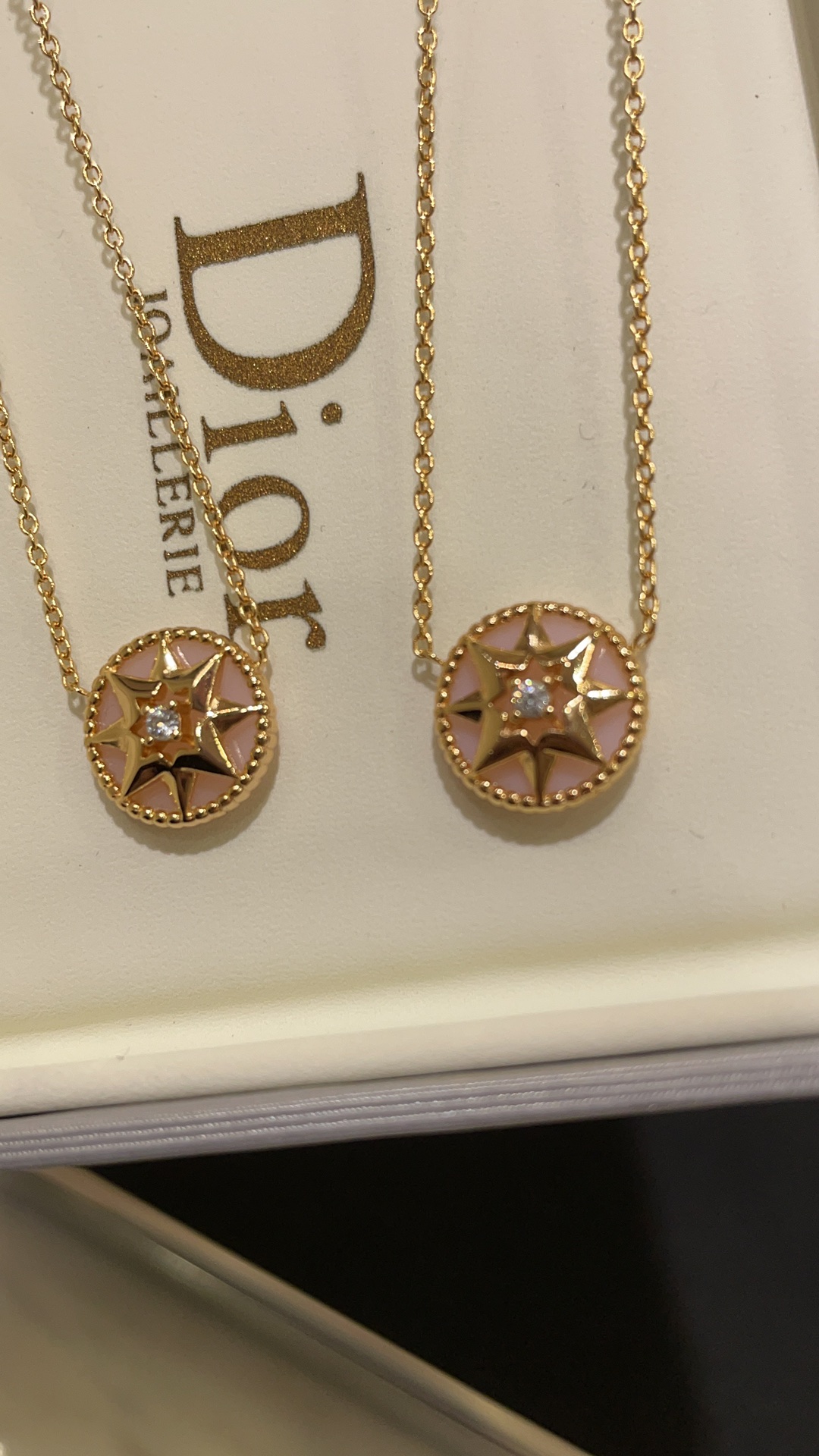 NO:766396,High-end jewelry series Rose Des vents pink shell eight-pointed star compass necklace. Pink shell rose compass inlaid with rhinestones. Exquisite and cute. It adds extra points to your upper body. It looks beautiful no matter how you match it. Dior necklace, dior, necklace19860909高级珠宝系列Rose Des vents粉贝八芒星罗盘项链 粉贝玫瑰罗盘镶嵌水钻 精致又可爱 佩戴上身气质加分 怎么搭配都很美丽,Dior项链,dior,necklace,Jewelry