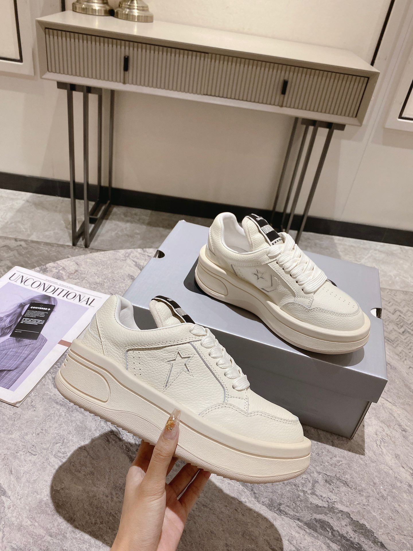 p270💰Rick Owens 𝙓 Converse 瑞克 欧文斯 匡威 联名情侣爆款✅已认证💯

✅鞋面：科技透染进口头层摔纹牛皮
内里垫脚采用小羊皮‼柔韧性十足！圆头的设计让脚趾得到完全的释放🥰摆脱鞋子原本的压迫感！
大底采用原版开模大底。双色大底组合工艺复杂。超级舒适！超下血本的❤
专柜原包装
𝙎𝙞𝙯𝙚: 35-40女   39-45男
𝙋𝙧𝙞𝙘𝙚