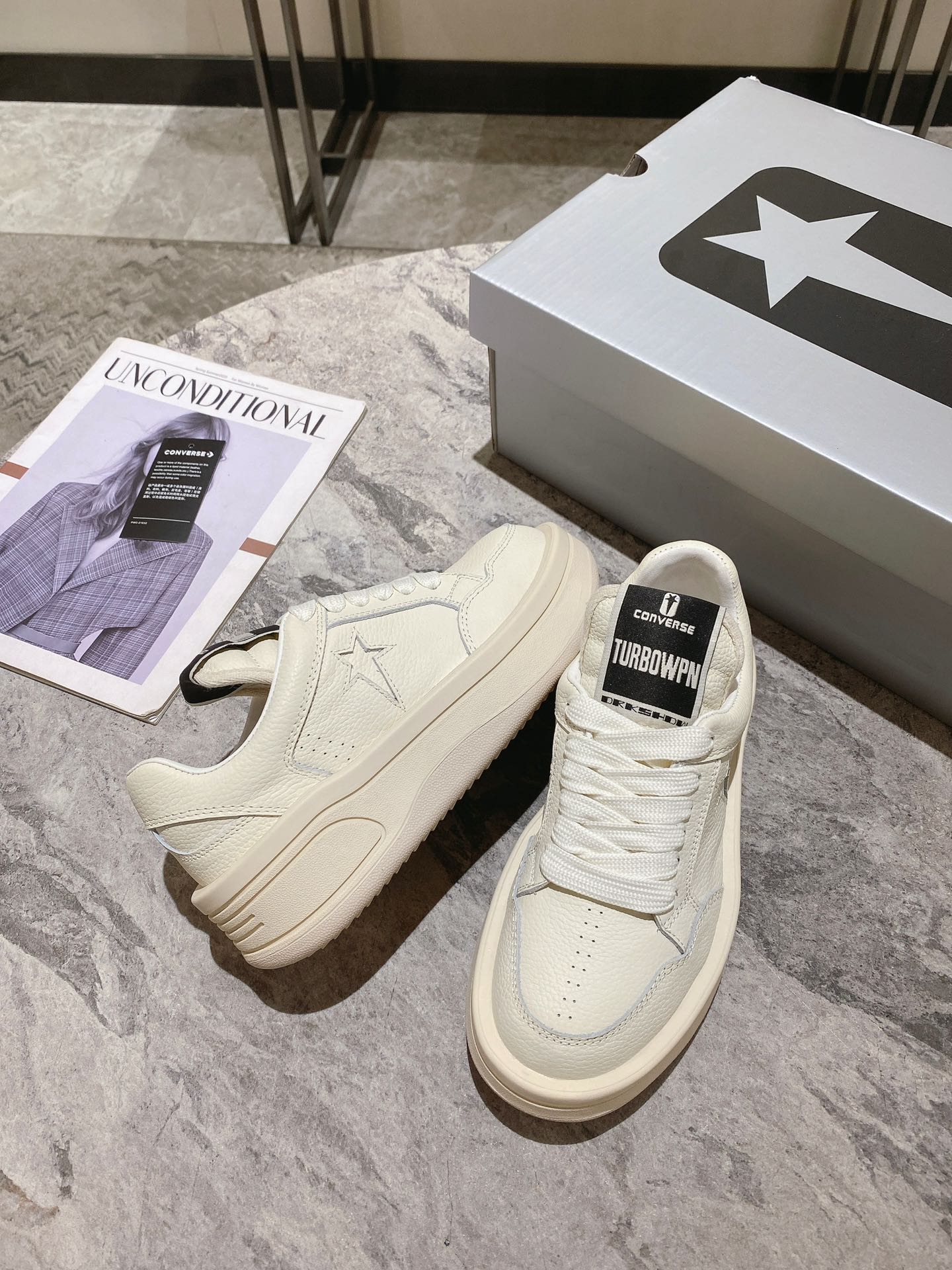 p270💰Rick Owens 𝙓 Converse 瑞克 欧文斯 匡威 联名情侣爆款✅已认证💯

✅鞋面：科技透染进口头层摔纹牛皮
内里垫脚采用小羊皮‼柔韧性十足！圆头的设计让脚趾得到完全的释放🥰摆脱鞋子原本的压迫感！
大底采用原版开模大底。双色大底组合工艺复杂。超级舒适！超下血本的❤
专柜原包装
𝙎𝙞𝙯𝙚: 35-40女   39-45男
𝙋𝙧𝙞𝙘𝙚