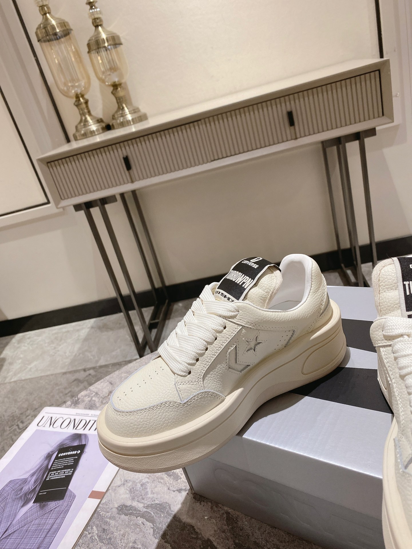 p270💰Rick Owens 𝙓 Converse 瑞克 欧文斯 匡威 联名情侣爆款✅已认证💯

✅鞋面：科技透染进口头层摔纹牛皮
内里垫脚采用小羊皮‼柔韧性十足！圆头的设计让脚趾得到完全的释放🥰摆脱鞋子原本的压迫感！
大底采用原版开模大底。双色大底组合工艺复杂。超级舒适！超下血本的❤
专柜原包装
𝙎𝙞𝙯𝙚: 35-40女   39-45男
𝙋𝙧𝙞𝙘𝙚