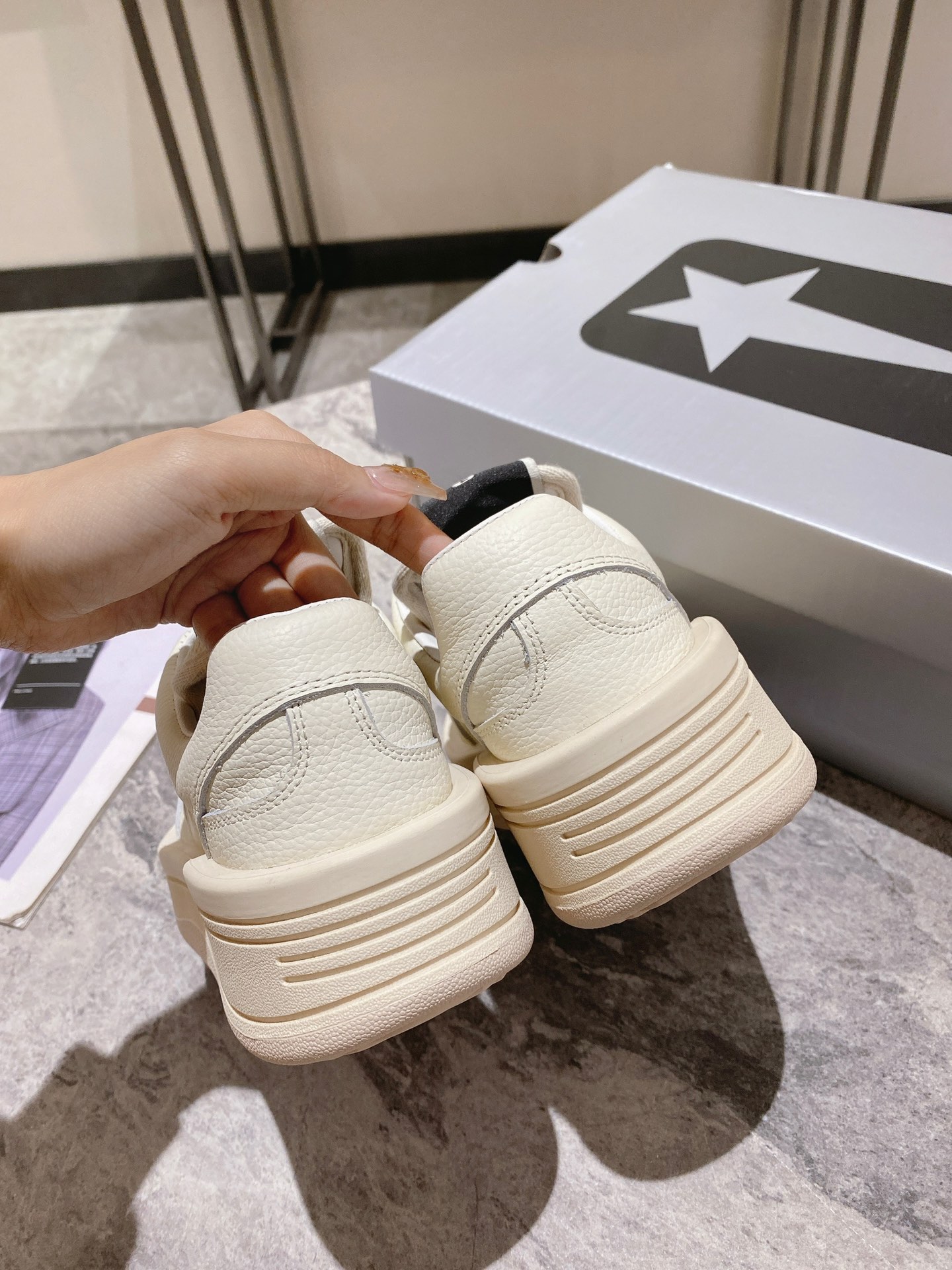 p270💰Rick Owens 𝙓 Converse 瑞克 欧文斯 匡威 联名情侣爆款✅已认证💯

✅鞋面：科技透染进口头层摔纹牛皮
内里垫脚采用小羊皮‼柔韧性十足！圆头的设计让脚趾得到完全的释放🥰摆脱鞋子原本的压迫感！
大底采用原版开模大底。双色大底组合工艺复杂。超级舒适！超下血本的❤
专柜原包装
𝙎𝙞𝙯𝙚: 35-40女   39-45男
𝙋𝙧𝙞𝙘𝙚