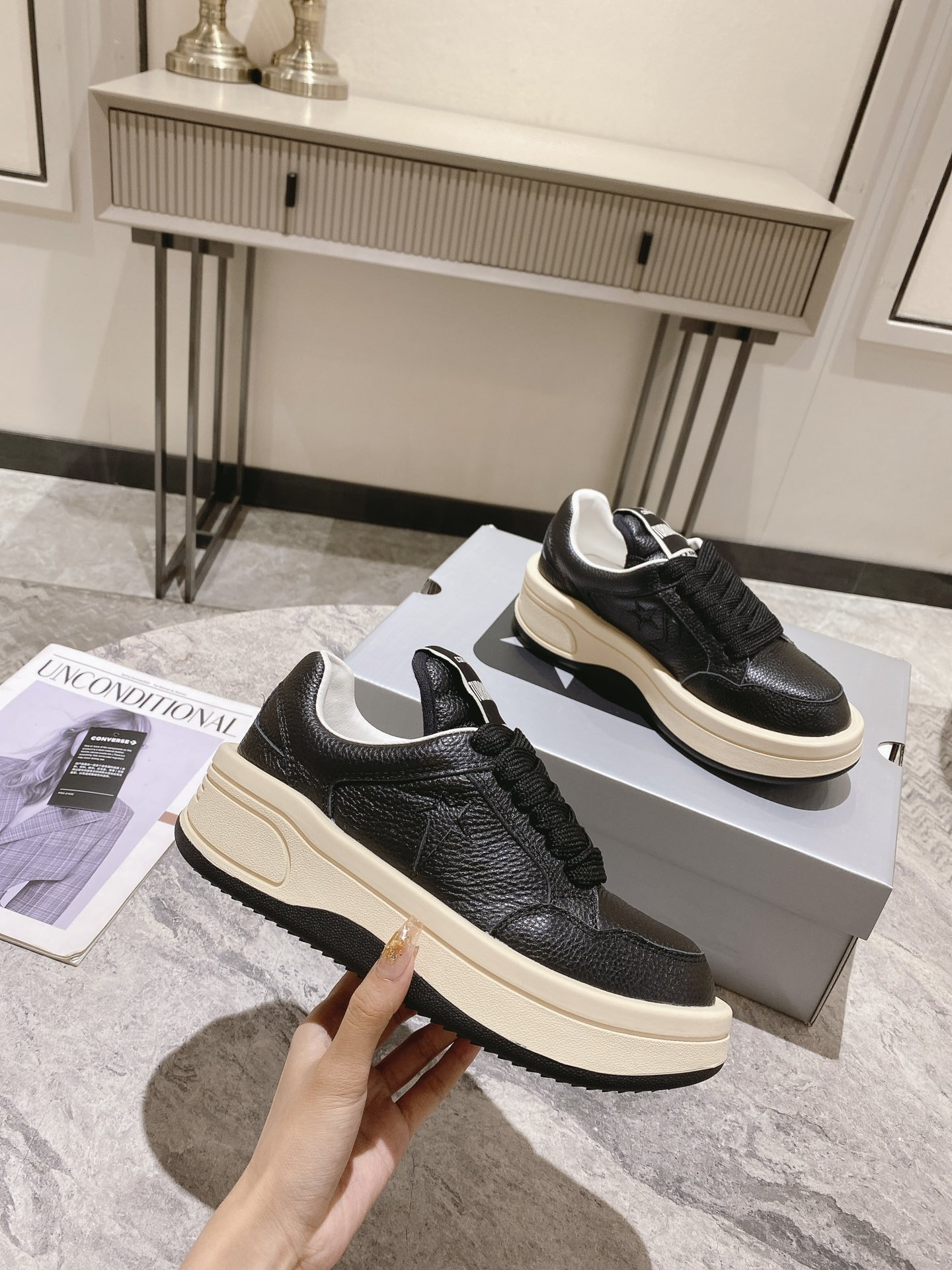 p270💰Rick Owens 𝙓 Converse 瑞克 欧文斯 匡威 联名情侣爆款✅已认证💯

✅鞋面：科技透染进口头层摔纹牛皮
内里垫脚采用小羊皮‼柔韧性十足！圆头的设计让脚趾得到完全的释放🥰摆脱鞋子原本的压迫感！
大底采用原版开模大底。双色大底组合工艺复杂。超级舒适！超下血本的❤
专柜原包装
𝙎𝙞𝙯𝙚: 35-40女   39-45男
𝙋𝙧𝙞𝙘𝙚