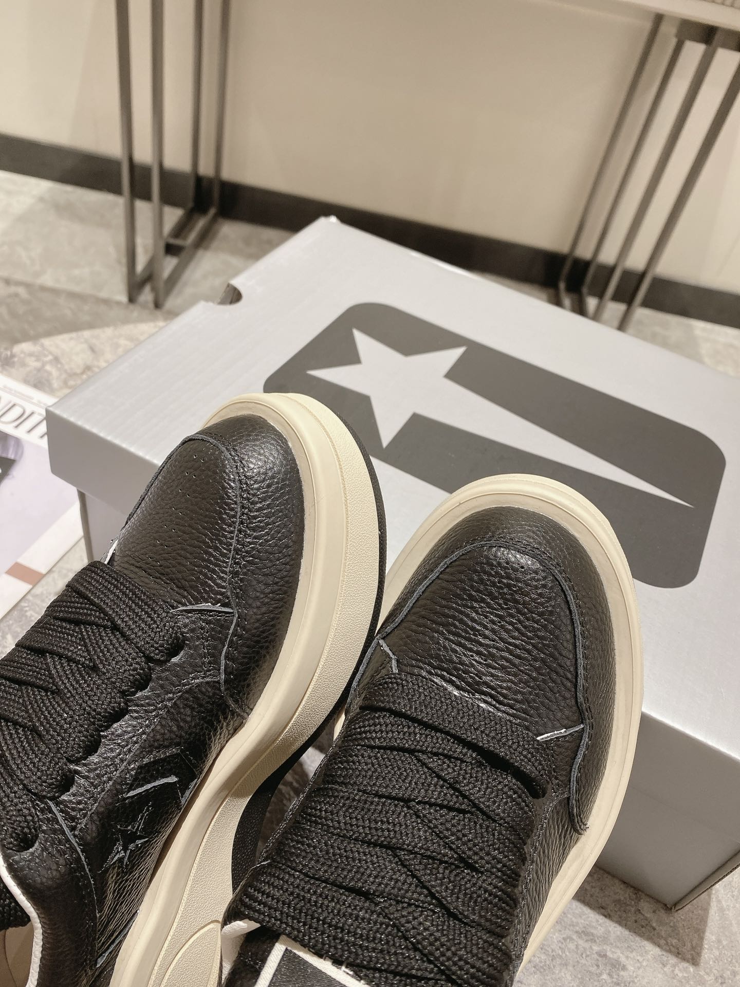 p270💰Rick Owens 𝙓 Converse 瑞克 欧文斯 匡威 联名情侣爆款✅已认证💯

✅鞋面：科技透染进口头层摔纹牛皮
内里垫脚采用小羊皮‼柔韧性十足！圆头的设计让脚趾得到完全的释放🥰摆脱鞋子原本的压迫感！
大底采用原版开模大底。双色大底组合工艺复杂。超级舒适！超下血本的❤
专柜原包装
𝙎𝙞𝙯𝙚: 35-40女   39-45男
𝙋𝙧𝙞𝙘𝙚