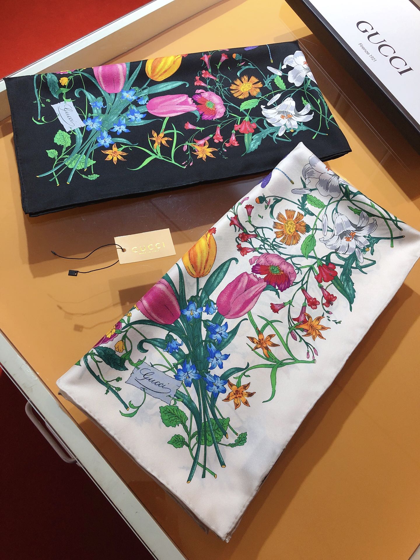 NO:171939,SGC2303 Original single Gucci floral print twill 90cm square scarf gucci classic floral print continues to interpret the brand design aesthetics with a romantic atmosphere. The floral pattern was originally designed by artist Vittorio Accornero in the 1960s; now, its renewed interpretation is colorful and gorgeous flowers, spread like a waterfall on this mulberry silk square scarf, showing the beauty of contrasting colors. ~~ With a simple base and coat, it really shows the taste of a high-end woman. Sisters who know how to match must buy exquisite, fully hand-made curled edges, and are very well made with custom-grade fabrics. It is very easy to shape, and you are worthy of it, and you must buy it!  【This model specification 90x90cm silk】, high-end scarf, gucci, jackets & coats, real silk19860909SGC2303 原单Gucci花卉印花斜纹 90cm方巾 gucci经典的花卉印花继续以浪漫气息诠释品牌设计美学.该花卉图案最初由艺术家Vittorio Accornero在20世纪60年代设计而成；如今,其焕新演绎为缤纷绚丽的花朵,如瀑布般铺洒在这款桑蚕丝方巾上,尽展撞色之美. ~~配上简单打底和外套真的超级显高级女人的品味,懂得搭配的姐妹一定要入手精致全手工卷边做的非常好,定制级面料.非常容易造型,亲们值得拥有,必入！【本款规格90x90cm 真丝】,高版本围巾,gucci,jackets & coats,real silk,scarf