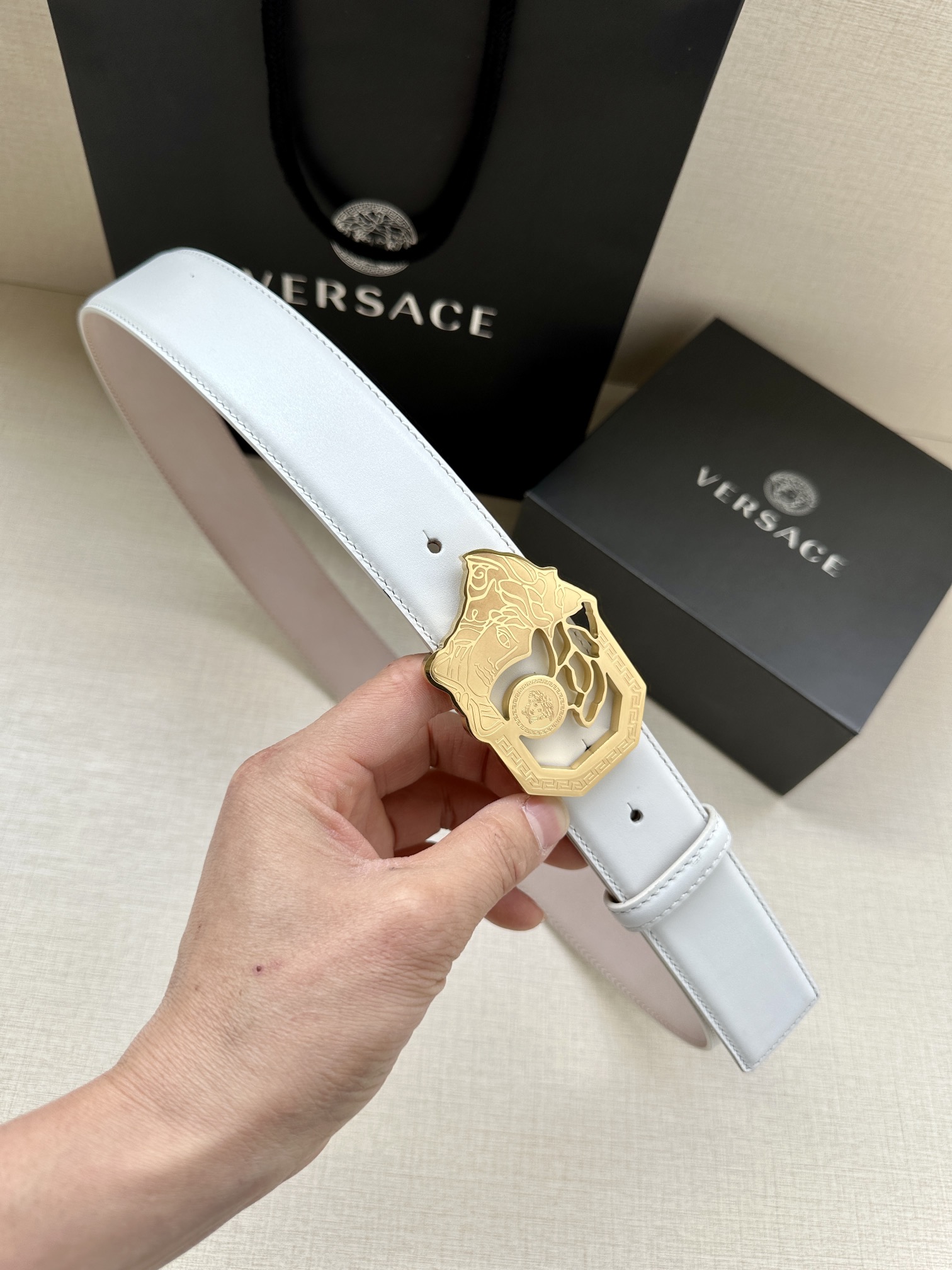 宽度4.0cmVersace范思哲标志腰带扣上的镂空美杜莎赋予该款Palazzo腰带很高的辨识度腰带采用