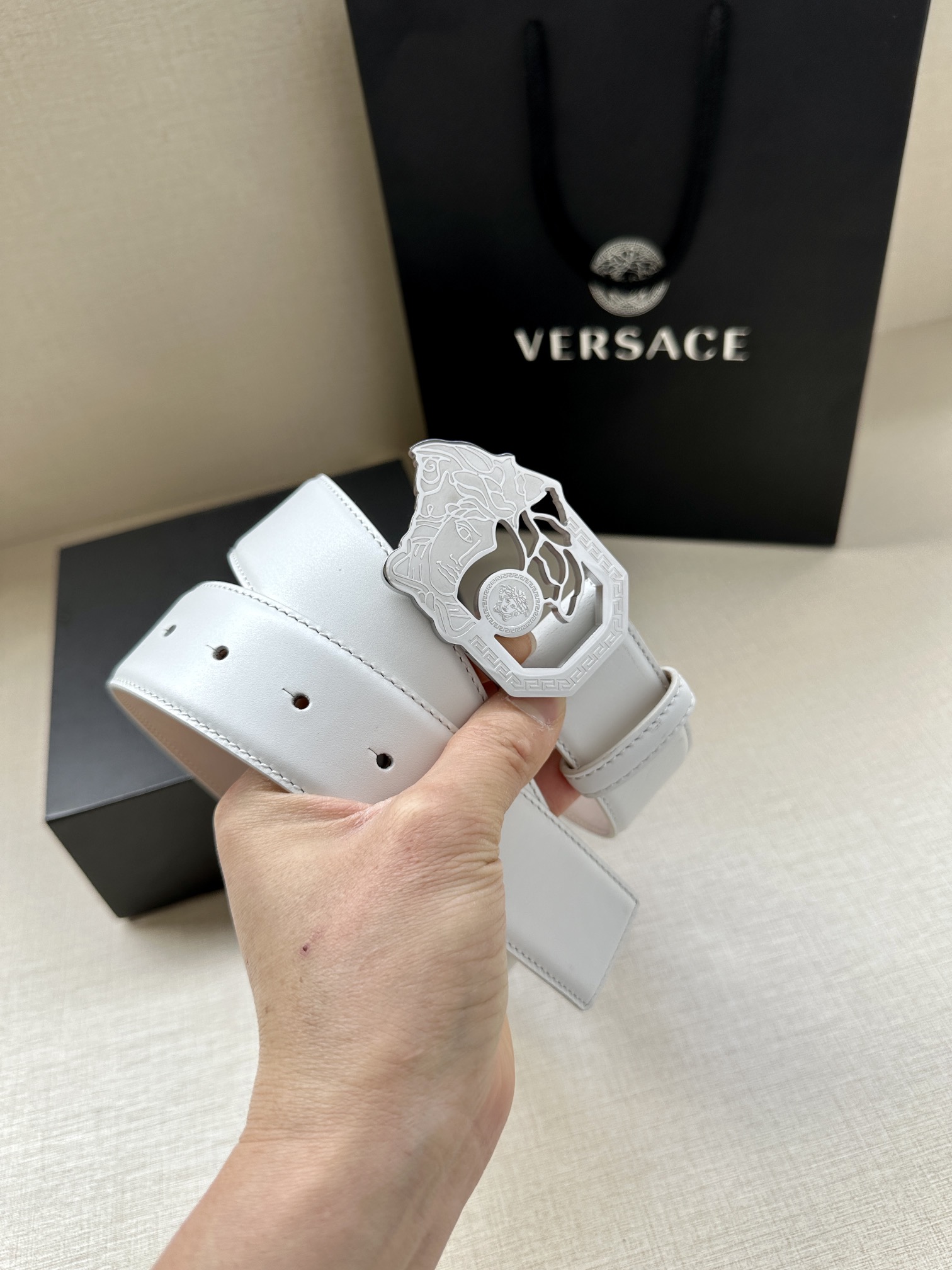 宽度4.0cmVersace范思哲标志腰带扣上的镂空美杜莎赋予该款Palazzo腰带很高的辨识度腰带采用