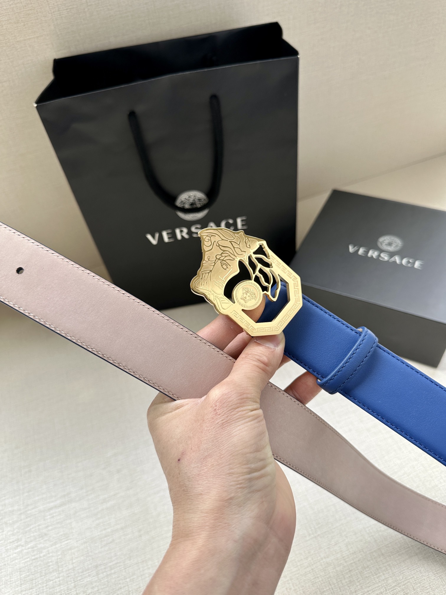 宽度4.0cmVersace范思哲标志腰带扣上的镂空美杜莎赋予该款Palazzo腰带很高的辨识度腰带采用