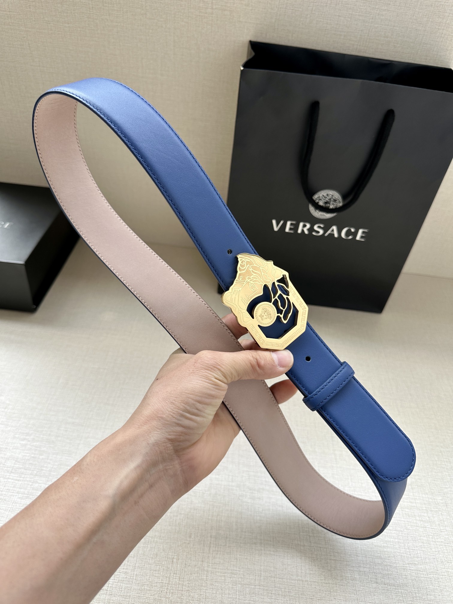 宽度4.0cmVersace范思哲标志腰带扣上的镂空美杜莎赋予该款Palazzo腰带很高的辨识度腰带采用