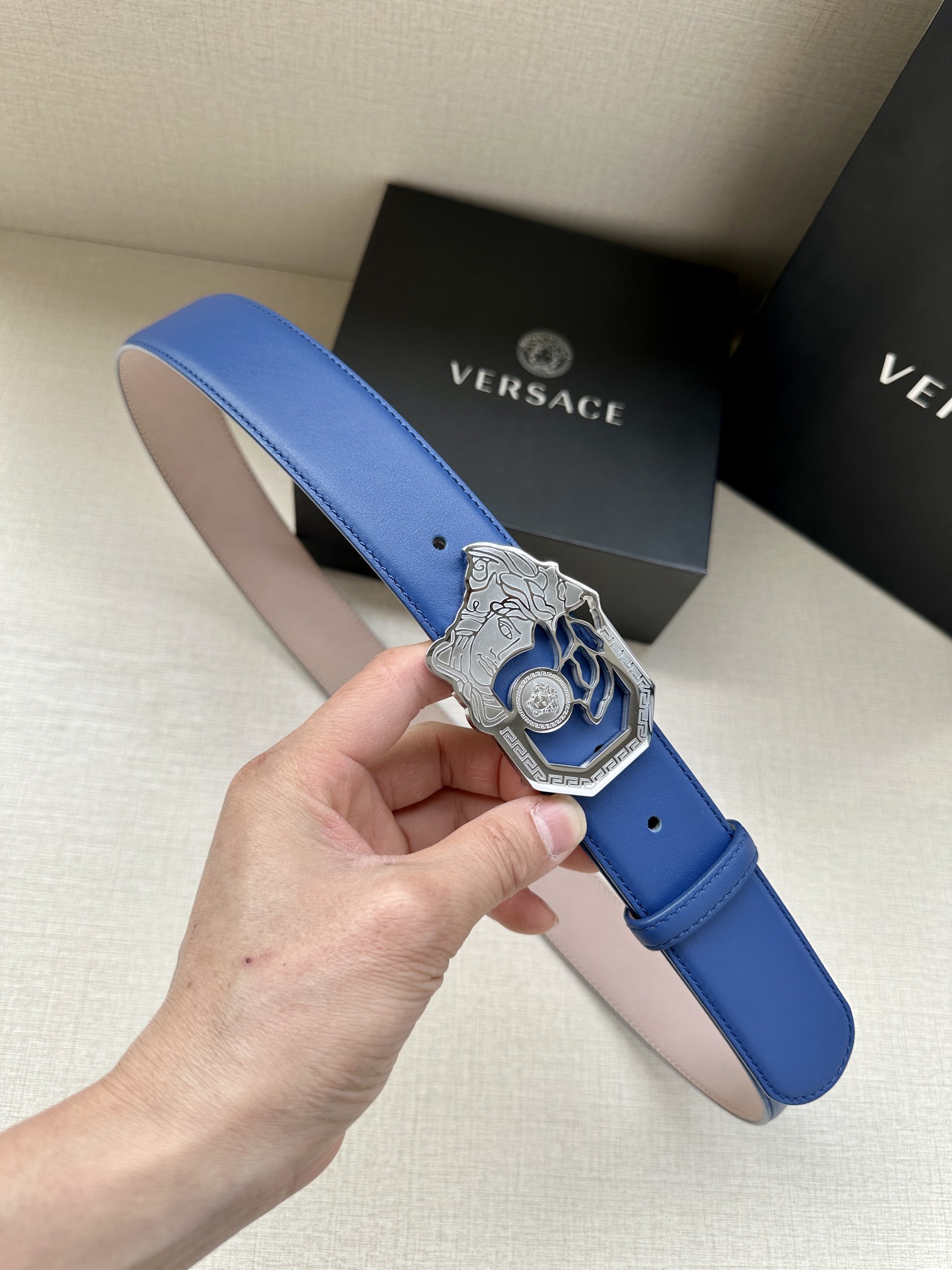 宽度4.0cmVersace范思哲标志腰带扣上的镂空美杜莎赋予该款Palazzo腰带很高的辨识度腰带采用