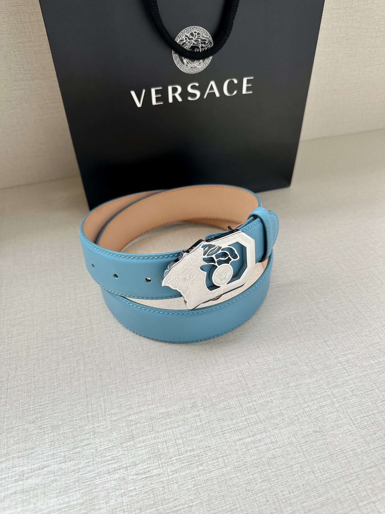 宽度4.0cmVersace范思哲标志腰带扣上的镂空美杜莎赋予该款Palazzo腰带很高的辨识度腰带采用