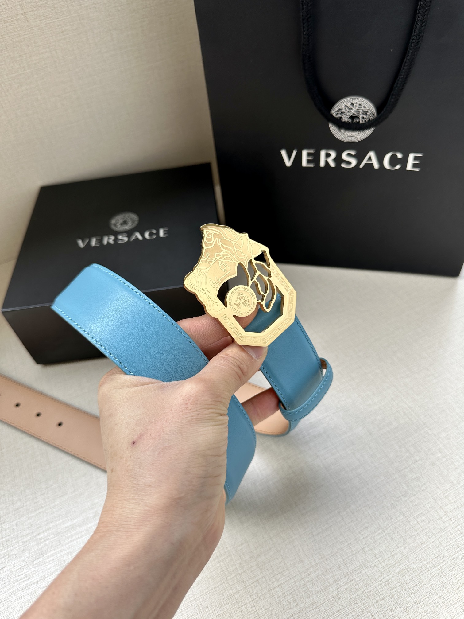 宽度4.0cmVersace范思哲标志腰带扣上的镂空美杜莎赋予该款Palazzo腰带很高的辨识度腰带采用