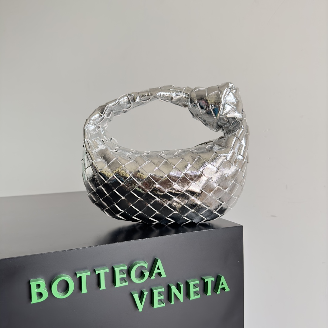 Bottega veneta͙.———\n最新款编织打结hobo \n    顶级小羊皮皮质很软，包形独特特别实用耐装，保留了传统的编织元素的同时多了几分张扬～ 采用羊皮手工编织制作 拉链开合 弧形无缝结构 搭配起来毫不费力 力荐  市场最高端欢迎来对比\n         【出厂均配全套包装】\nsize：xxcm。   型号：