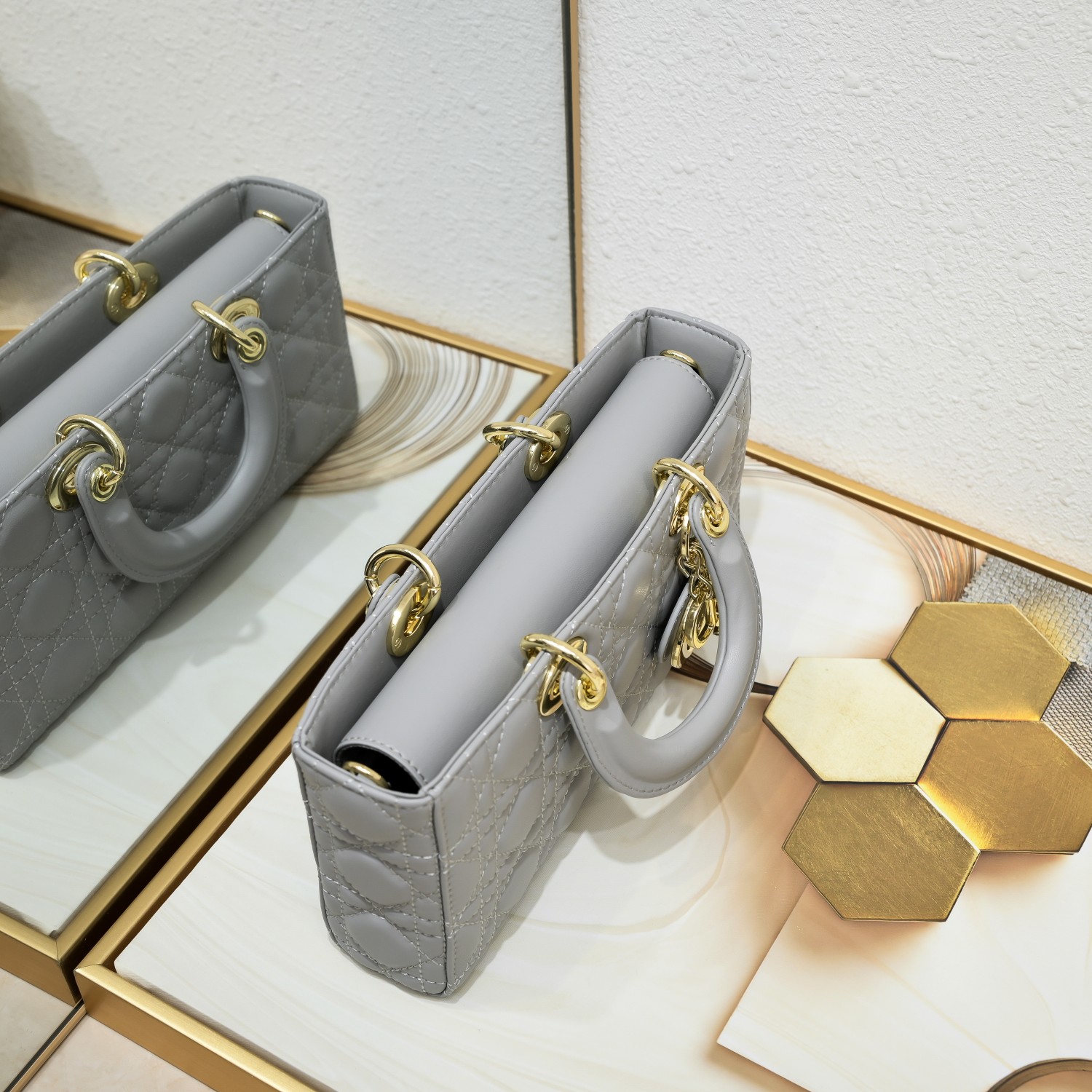 Dior bag 🈶 Lady D-Joy Dior 。 ， ， “D.I.O.R.” ， 。 、 ， 、 — photo 6