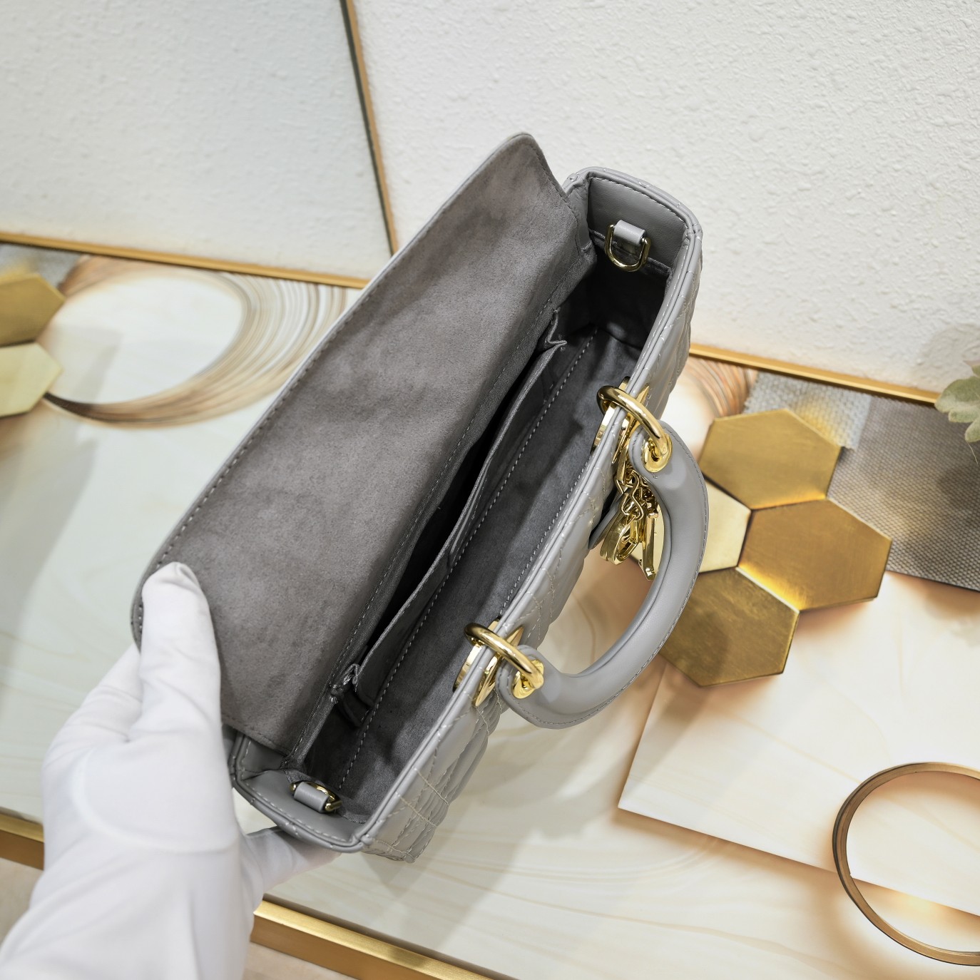 Dior bag 🈶 Lady D-Joy Dior 。 ， ， “D.I.O.R.” ， 。 、 ， 、 — photo 7