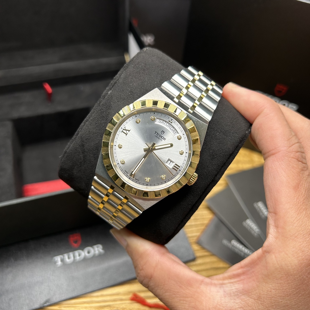 批💰2800。最新到货!帝舵皇家系列腕表,字面8粒真钻,金色为18K包金,一款兼具正装风格的运动腕表,一体式链带设计与近年热门运动钢表的流行元素不谋而合。有夜光显示的罗马数字➕真钻时标和十二点位日历显示窗口的加入,让这个系列具有运动腕表特征的同时,又增添几分商务气息,原装瑞士SW240基础机芯(即官方T603型机芯)为精准走时保驾护航,316L刚坑纹外圈,切割坑纹与磨光饰面相间隔,搭配蓝宝石水晶玻璃!吊牌-底盖-保卡三码一致,环环相扣,让细节无可挑剔,表径尺寸为41毫米,配全套原厂包装出货!