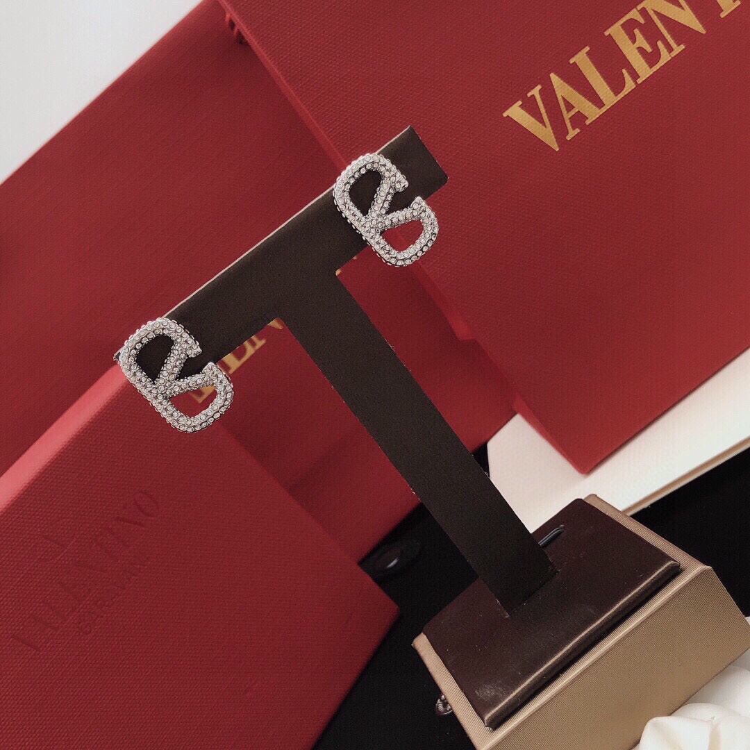 编号VED0006
华伦天奴耳钉v字镶钻银色