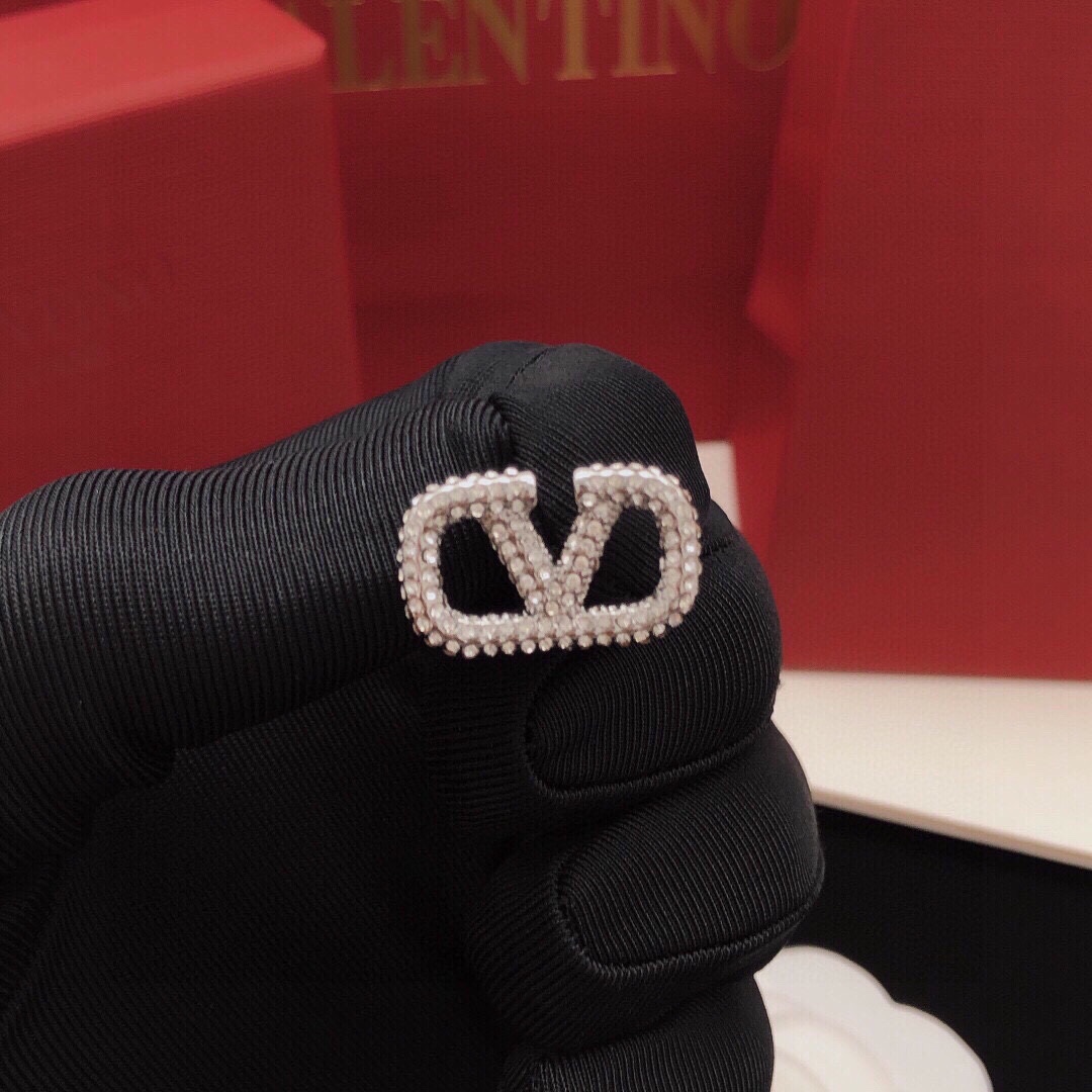 编号VED0006
华伦天奴耳钉v字镶钻银色