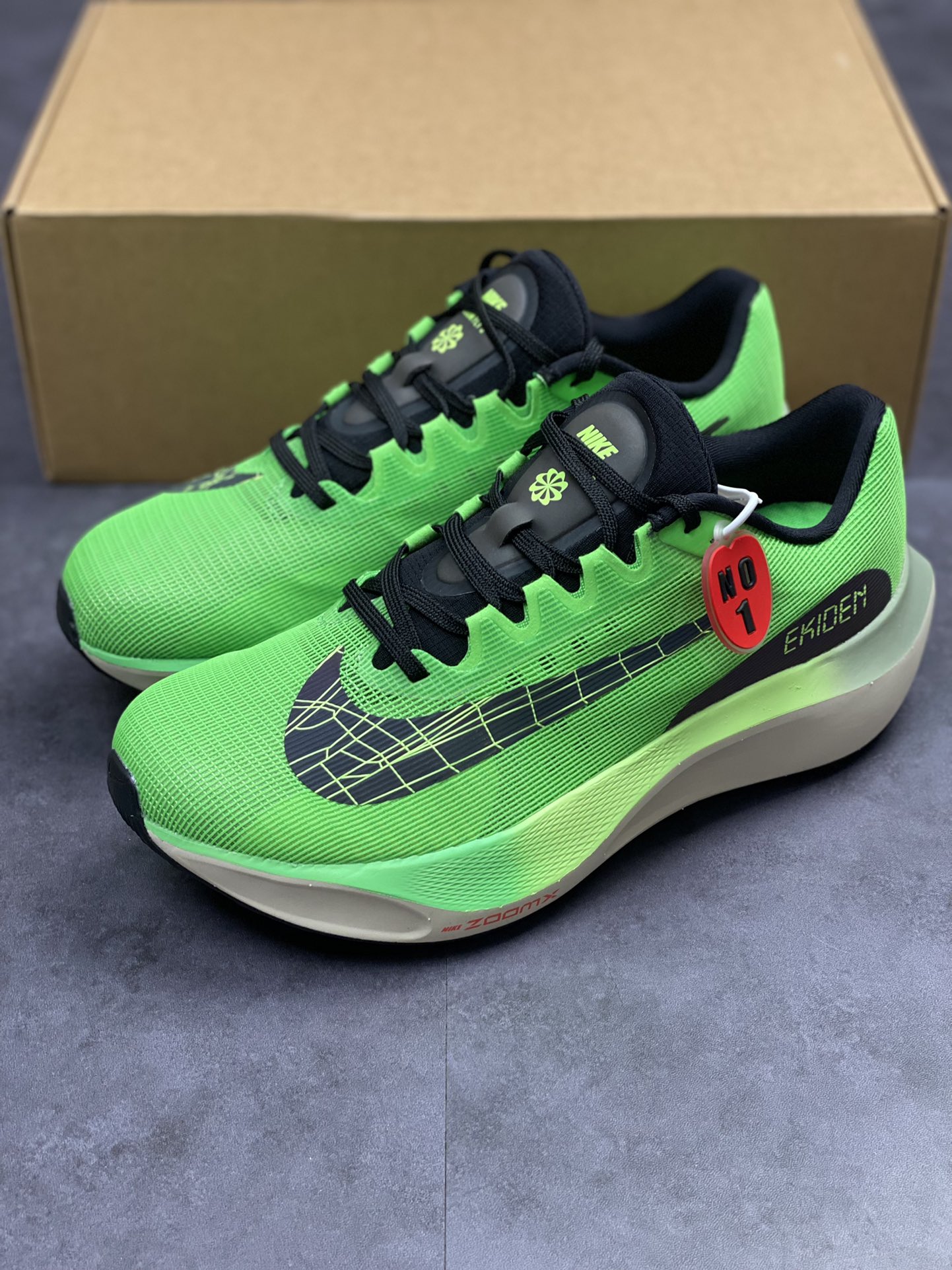 290 耐克 Nike Zoom Fly 5超轻男子跑步鞋 REACT 泡棉搭配碳纤维板 DZ4783-304