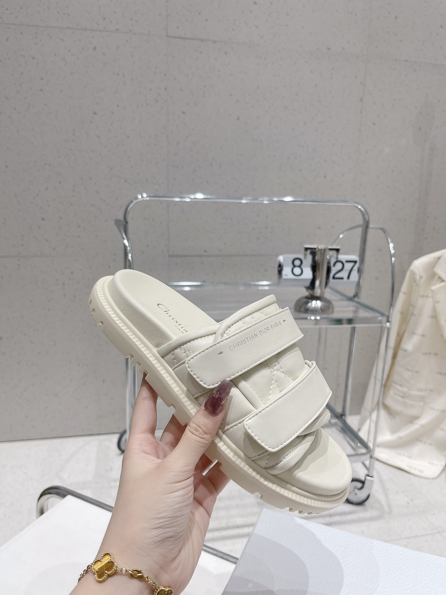 Dior Dior迪奥新款厚底电绣牛皮凉拖鞋 耐看的懒人拖鞋 精美