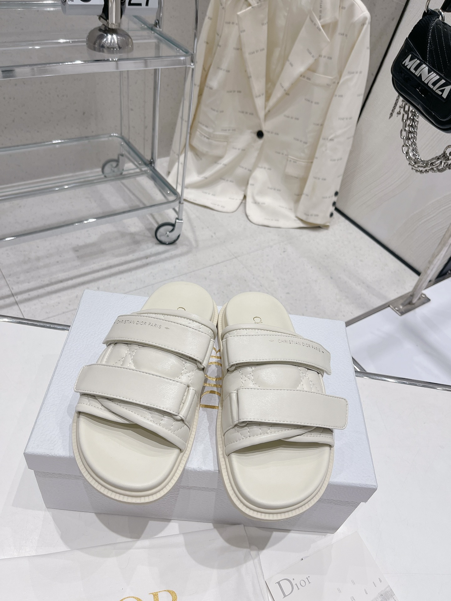Dior Dior迪奥新款厚底电绣牛皮凉拖鞋 耐看的懒人拖鞋 精美