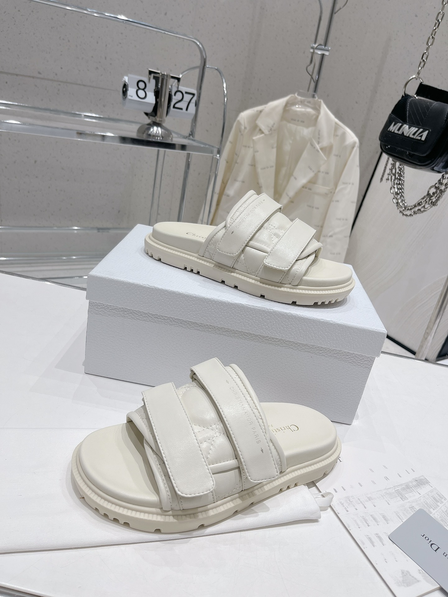 Dior Dior迪奥新款厚底电绣牛皮凉拖鞋 耐看的懒人拖鞋 精美