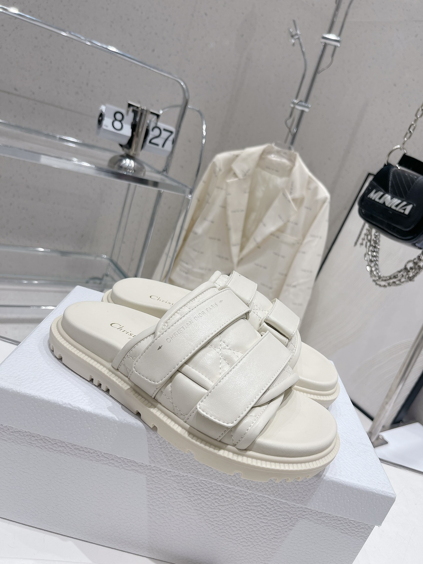 Dior Dior迪奥新款厚底电绣牛皮凉拖鞋 耐看的懒人拖鞋 精美