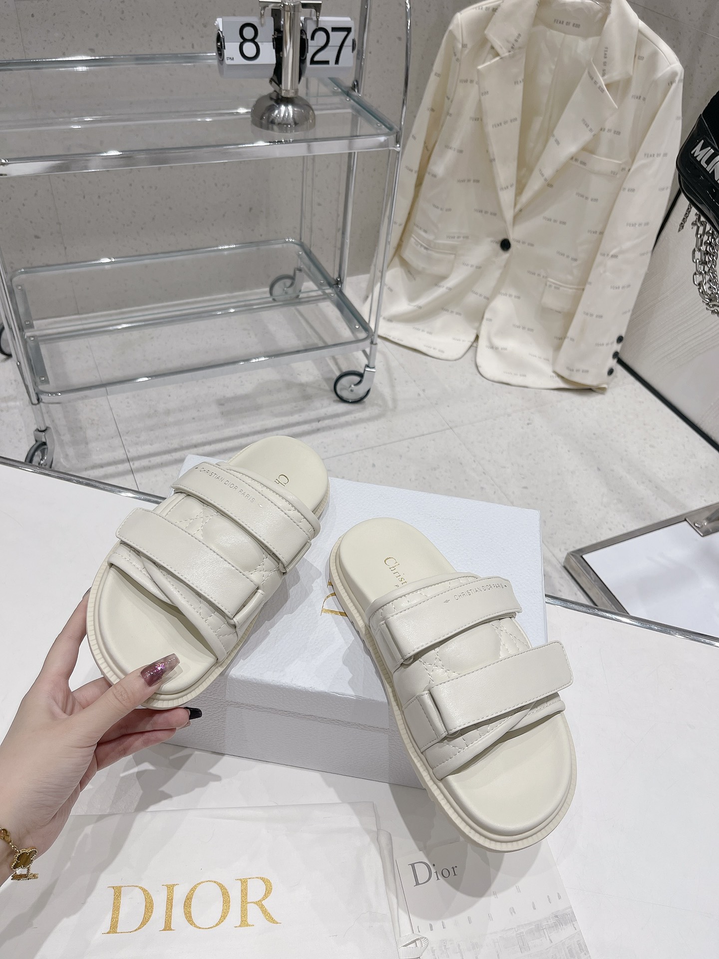 Dior Dior迪奥新款厚底电绣牛皮凉拖鞋 耐看的懒人拖鞋 精美