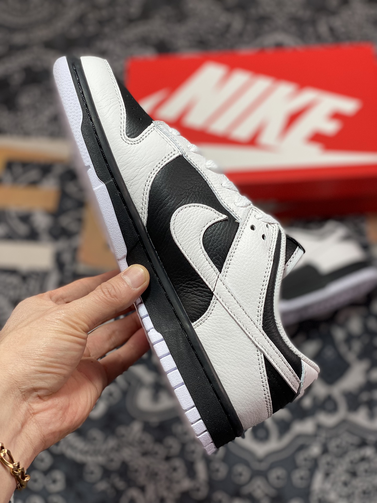 ” dunk”扣篮系列低帮休闲运动滑板板鞋“白黑翻转熊猫”9064-011