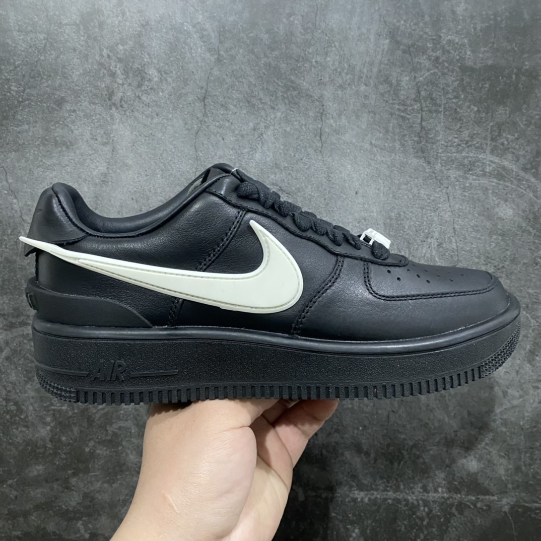 纯原AMBUSH x NK Air Force 1 Low空军一号低帮运动板鞋 联名大钩黑白 DV3464-001 全套原原楦纸版 原厂Prime Asia贝利进口皮料加持 越南原大装底数据 私模大底最大开发至47.5 左右脚Logo不同 注意区分 全鞋电脑针车 工整有序 视觉效果满分 新版鞋撑改用纸团代替 原厂港宝加持完美还原灵魂版型 原盒原配从里到外百分百还原 所有细节均可匹配公司原版 发外贸可100%充正SIZE：36 36.5 37.5 38 38.5 39 40 40.5 41 42 42.5 43 44 44.5 45 46 47.5-莆田鞋批发中心