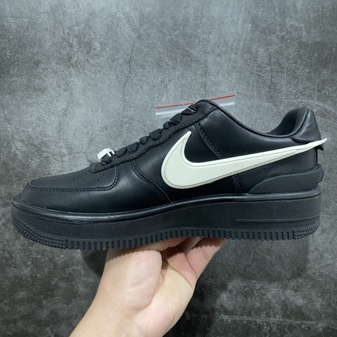 图片[2]-纯原AMBUSH x NK Air Force 1 Low空军一号低帮运动板鞋 联名大钩黑白 DV3464-001 全套原原楦纸版 原厂Prime Asia贝利进口皮料加持 越南原大装底数据 私模大底最大开发至47.5 左右脚Logo不同 注意区分 全鞋电脑针车 工整有序 视觉效果满分 新版鞋撑改用纸团代替 原厂港宝加持完美还原灵魂版型 原盒原配从里到外百分百还原 所有细节均可匹配公司原版 发外贸可100%充正SIZE：36 36.5 37.5 38 38.5 39 40 40.5 41 42 42.5 43 44 44.5 45 46 47.5-莆田鞋批发中心