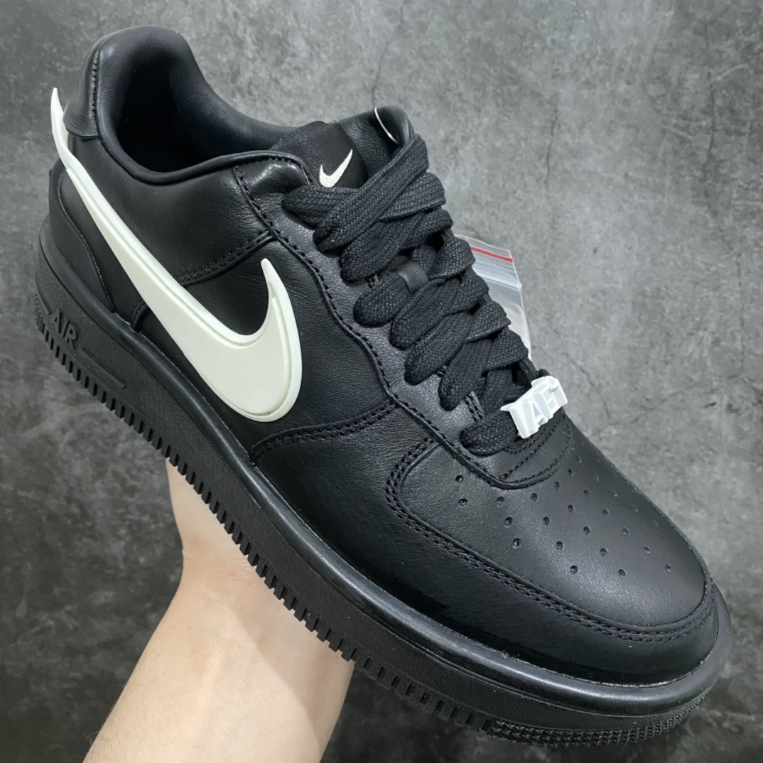 图片[3]-纯原AMBUSH x NK Air Force 1 Low空军一号低帮运动板鞋 联名大钩黑白 DV3464-001 全套原原楦纸版 原厂Prime Asia贝利进口皮料加持 越南原大装底数据 私模大底最大开发至47.5 左右脚Logo不同 注意区分 全鞋电脑针车 工整有序 视觉效果满分 新版鞋撑改用纸团代替 原厂港宝加持完美还原灵魂版型 原盒原配从里到外百分百还原 所有细节均可匹配公司原版 发外贸可100%充正SIZE：36 36.5 37.5 38 38.5 39 40 40.5 41 42 42.5 43 44 44.5 45 46 47.5-莆田鞋批发中心