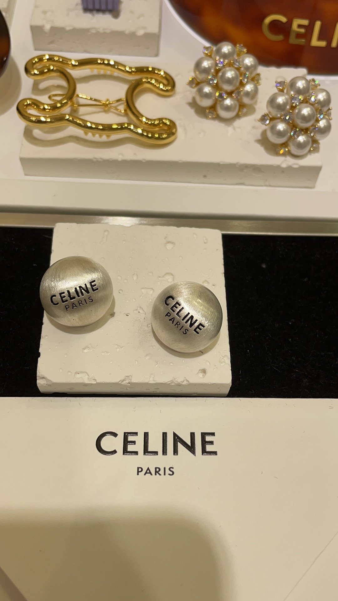 NO:632528,88160, arrived today, gold & silver, new style brushed metal round earrings with small steamed bun letters, high appearance and cool brushed metal texture, a little cute and a little cool, with a sense of atmosphere, gold-plated brass material, gold plating, Cardia high-end jewelry1986090988160,今日到货金色 & 银色 新款金属拉丝小馒头字母圆形耳钉 高颜值清冷感金属拉丝质感 有点可爱又有点酷 自带氛围感 黄铜镀金材质,,gold plating,卡迪亚高端饰品,Jewelry