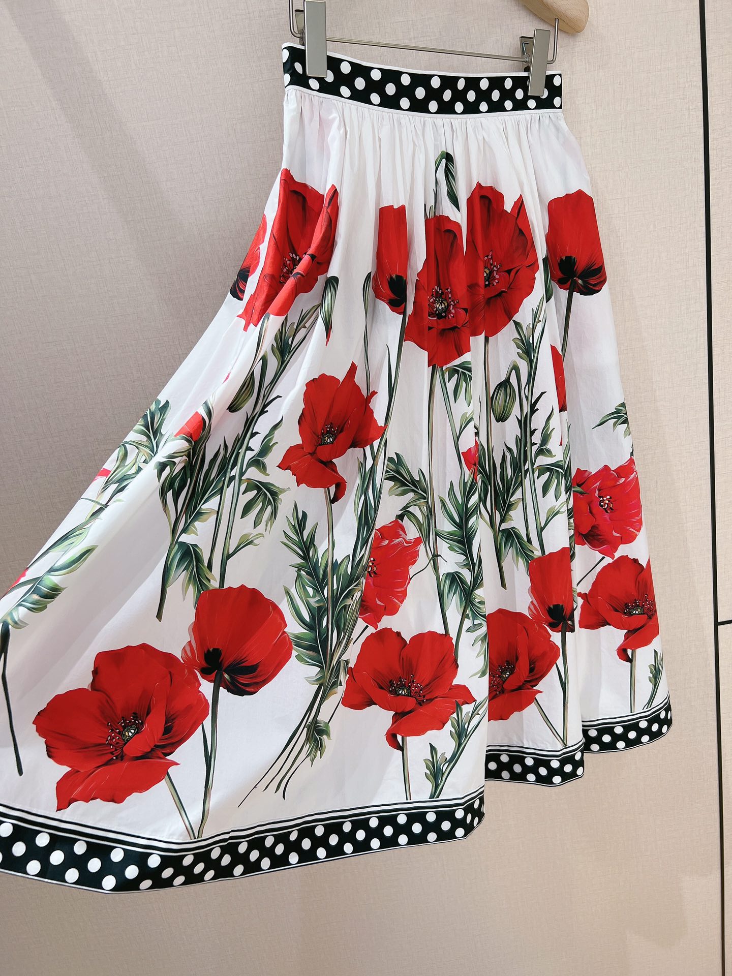 Dolce&Gabban*a新品心花怒放系列印花长半裙！配上虞美人拼接波点元素设计气质和活泼相结合打造度