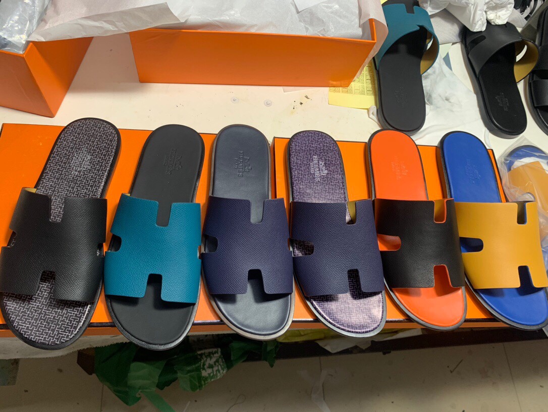 NO:228431,[HERMES] —————————————————————————————————————————————————————————————————————————————————————————————————————————————————————————————————————————————————————————————————————————————————————————————————————————————————————————————————————————————————————————  The upper is made of custom calfskin/imported denim/imported original palm print.  The inner part is dyed cowhide, the inner part is all top-notch imported cowhide, exclusive molding, Italian original leather bottom, all colors are available, welcome to come to the picture to inquire, men's version SlZE38/39/40/41/42/43/44 [45 customized].  (Standard size) (This model is a genuine leather sole. Please remind customers to try it on. You cannot step on the ground directly. If there is trachoma and not after-sales, please understand)..., slippers, hermes, hermes, slippers, cowhide, Leather soles19860909【HERMES】————顶级原单品质男拖系列； 香港购入正版,调试了三个月才出货爱马仕H家男拖鞋别看简单,实在不好做,没有原版,根本就不可能做出完美的复刻.也正因为有这些好东西,才能让拖鞋变得那么好穿！ 材质鞋面采用订制小牛皮/进口牛仔布／进口原版手掌纹． 内里小染牛皮内里 垫脚都是顶级进口头层牛皮 独家开模意大利原版真皮大底 颜色所有颜色都有,欢迎来图询问 男版SlZE38/39/40/41/42/43/44［45订做］．(标准码数 )（此款为真皮大底,请跟顾客提醒试穿时鞋底,不能直接踩地上,如果有沙眼不售后,请理解）..,拖鞋,hermes,hermes,slippers,cowhide,Leather soles,Women's Shoes