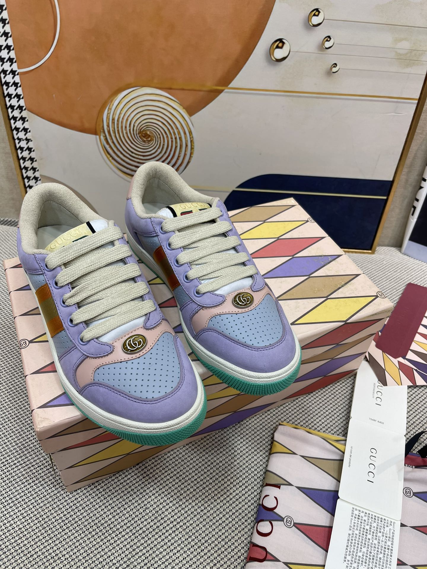 NO:615640,Gucci——Purchase version NFC with code scanning chip High-quality series of distressed dirty shoes-the hottest model of the year is coming!  9 times out of 10, this is a must-have model. New colors are recommended - the ultimate version on the market!  Purchase the original version and develop it... fabric, material, outsole, and details can be compared at will!  The open-moulded and elegant one-to-one replica rhinestone chain...Metal cherry pendant...Metal versatile crystal cylindrical label...Gucci original customized narrow webbing...Super flash series - flash diamond chain. The cherry decoration is detachable and can be changed into two for any combination to highlight your personality. Exclusive color-brushed cowhide fabric. Hand-made distressed is very textured and has a sense of luxury!  The details of the workmanship can be seen in the picture, and no line is missed. The original terry cloth is delicate, soft, more comfortable and breathable, and the private mold is stamped in two colors. Packing process Goodyear hemming method Fabric: Original imported high-quality cloth/silk cowhide Outsole: Original TPU outsole (lower layer is wider, upper layer is narrower) European version matching packaging... Women's 35-40 (34 41 custom-made, non-returnable) Men's 39-44 (38  45 (customized, non-returnable), casual shoes/sports shoes, gucci, sneakers, cowhide19860909Gucci————代购版本 NFC带扫码芯片 高品质系列做旧小脏鞋-年爆款来袭！ 十转九卖必上款 新色加推-市场终极版本！ 购原版开发….面料 材质 大底 细节任意对比！ 开模气质世奇一比一精复刻水钻链.....金属樱桃吊坠……金属百搭水晶圆柱形标……Gucci原版定制窄织带…… 超闪系列—闪钻链.樱桃装饰可拆卸,一变二任意搭配,彰扬个性 专属擦色牛皮面料.手工做旧非常有质感,自带高级感！ 做工细节图可体现,不放过一条线. 原版毛巾布里细腻柔软更舒适透气,私模钢印双色 套包工艺 固特异锁边做法 面料:原版进口高品质布/丝绸牛皮 大底:原版TPU大底(下层宽,上层窄) 欧版配套包装…… 女款35—40（34 41定做不退换） 男款39-44（38 45定做不退换）,休闲鞋/运动鞋,gucci,sneakers,cowhide,Women's Shoes