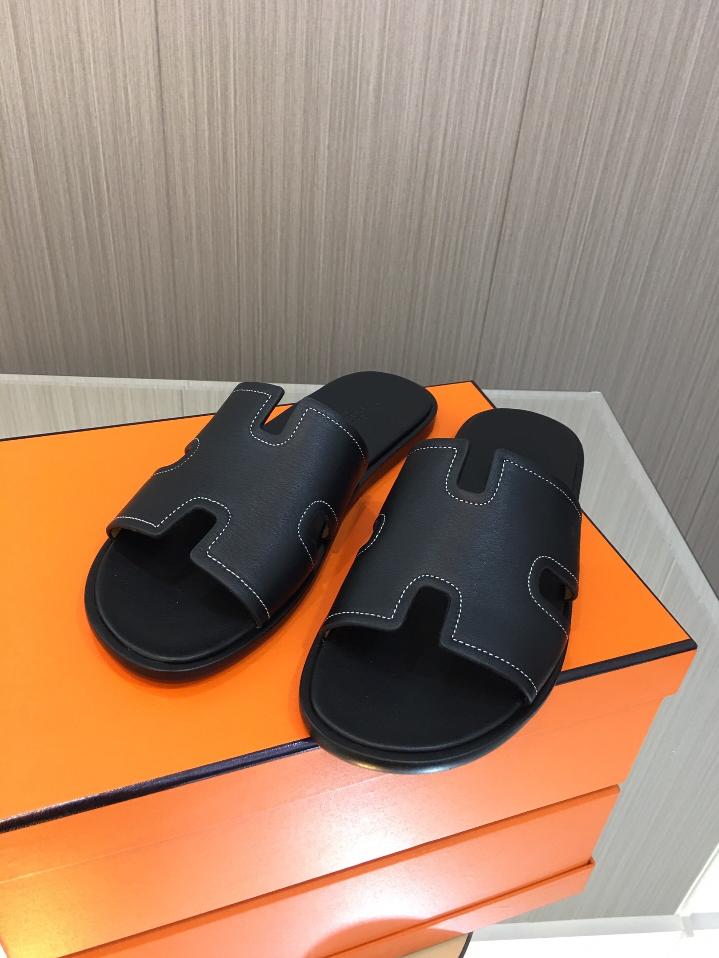 NO:228451,[HERMES] —————————————————————————————————————————————————————————————————————————————————————————————————————————————————————————————————————————————————————————————————————————————————————————————————————————————————————————————————————————————————————————————————————————————————————————————————————————————————————————————————————————————————————————————————————————————————————————————————————————————————————————————————————————————————————————————————————————————————————————————————————————————————————————  The upper is made of custom calfskin/imported denim/imported original palm print.  The inner part is dyed with cowhide inside.  The foot pads are all top-level imported cowhide. Exclusively opened the mold Italian original leather bottom. All colors are available. Welcome to the picture to inquire. Men's version SlZE38/39/40/41/42/43/44 [45 customized].  (Standard size) (This model is a genuine leather sole. Please remind customers to try it on. You cannot step on the ground directly. If there is trachoma and not after-sales, please understand)..., slippers, hermes, hermes, slippers, cowhide, Leather soles19860909【HERMES】————顶级原单品质男拖系列； 香港购入正版,调试了三个月才出货爱马仕H家男拖鞋别看简单,实在不好做,没有原版,根本就不可能做出完美的复刻.也正因为有这些好东西,才能让拖鞋变得那么好穿！ 材质鞋面采用订制小牛皮/进口牛仔布／进口原版手掌纹． 内里小染牛皮内里． 垫脚都是顶级进口头层牛皮 独家开模意大利原版真皮大底 颜色所有颜色都有,欢迎来图询问 男版SlZE38/39/40/41/42/43/44［45订做］．(标准码数 )（此款为真皮大底,请跟顾客提醒试穿时鞋底,不能直接踩地上,如果有沙眼不售后,请理解）..,拖鞋,hermes,hermes,slippers,cowhide,Leather soles,Women's Shoes
