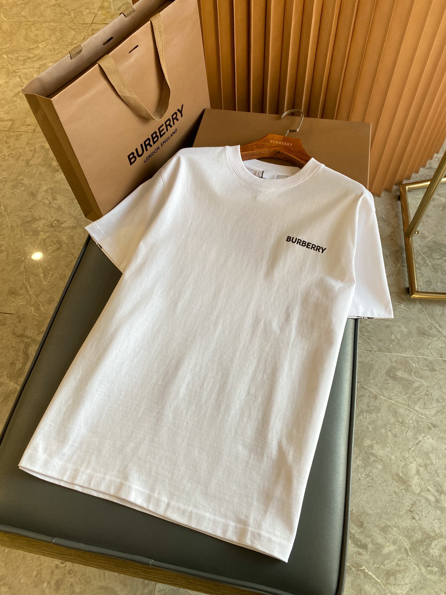 NO:786931,Product code 001363810 Equestrian knight printed cotton T-shirt (with full set of packaging) [BUR's top product, the treasure of the store] [ready stock shipped in seconds] belated channel, good goods and good styles!  BUR's trump channel list, OEM production, synchronized with major buyer stores, the back adopts the pattern of oak leaves and knight's horse logo fused together, the appearance is refreshing, black and white is more high-street style, low-key and high-end~ Casual version T  The shirt is made of plain woven cotton fabric. The equestrian knight design and oak leaf badge presented by the decorative screen printing process are a modern interpretation of the brand's collection elements. And the fabric completely follows ZG's material thickness, so the overall layering of the upper body is very strong, unlike the market version where the market fabric is very thin and the upper body has no sense of drape at all!  One of the most popular retro patterns, the war horse knight is BUR's super retro classic brand logo. It is highly recognizable and the overall design gives people a simple, high-standard and basic look, and the overall design is made of a loose version, making it more fashionable and high-street casual!  !  Very personalized design, hand-made squeegee printing process!  It looks more stylish, charming and luxurious. Compared with conventional luxury brands, it has a better fashion personality and grasps the overall quality quite well. The iconic plaid is particularly eye-catching in terms of visual effects. The overall loose configuration has a more youthful and sporty style, highlighting the fashion sense of the modern city. The upper body is elegant and the effect is excellent. The matching is more worry-free and labor-saving. Whether it is leisure sports or high street travel, it can be easily controlled!  !  The overall touch of the pure cotton high-count fabric is extremely comfortable, and the skin-friendly effect is also excellent. The OV version also has a perfect dressing effect, which perfectly meets the needs of various wearing occasions. It is extremely extraordinary, the grade and charm are extremely outstanding, and it can better highlight the brand specifications and your pursuit of fashion!  !  As a fan of bbr, this should be a style not to be missed. All the items are now in stock, so everyone is ready to buy them for themselves!  !  The sizes are S, M, L, XL, XXL, Burberry - clothing, burberry,19860909商品编码001363810 马术骑士印花棉质 丁 恤衫（配全套包装）【BUR王牌尖货,镇店之宝】【现货秒发】迟来的渠道好货好款！BUR王牌渠道单,代工出品、同步各大买手店后背采用橡树叶和骑士战马标融合在一起图案,外形清爽,黑白更显高街范低调又高级~ 休闲版型 T 恤衫,选用平织棉质面料打造.装饰丝网印花工艺呈现的马术骑士设计和橡树叶徽章,摩登演绎品牌典藏元素.并且面料完全遵循zg的材质厚度,所以上身整体层次感非常强烈,不像市场版本采用了市场面料非常薄上身完全没有垂坠感！ 最火爆之一的一款复古图案 战马骑士是BUR超级复古经典的品牌logo.极具辨识度整体给人一种简约高规又基础 并且整体更是采用宽松版型打造 时尚跟高街休闲风格更强！！ 十分个性的设计,手工刮浆印花工艺！显得更具格调魅力跟奢华气息,比起常规的奢侈品牌来说,它更佳的时髦个性,将整体这个度把握的相当之好,在视觉效果上格纹标志性就显的特别夺眼,整体宽松的版型配置,更具青春运动风格,凸显现代都市的时尚感,上身大气出彩,效果极佳,搭配更是省心省力,无论是休闲运动还是高街出行,都能轻松驾驭！！ 纯棉的高支数面料整体的触感极为舒适,亲肤效果也是极佳.且OV版型方面也是完美穿搭效果,完美的符合各种穿搭场合的所需.极为非凡,档次与魅力更是极为的出色亮眼,更能够彰显品牌规格与你对于时尚的追求！！作为bbr的粉丝,应该是不容错过的款式,现货均已入仓,大家自己抢购！！ 码数分别有S、M、L、XL、XXL,博柏利-服装,burberry,,Women's clothing