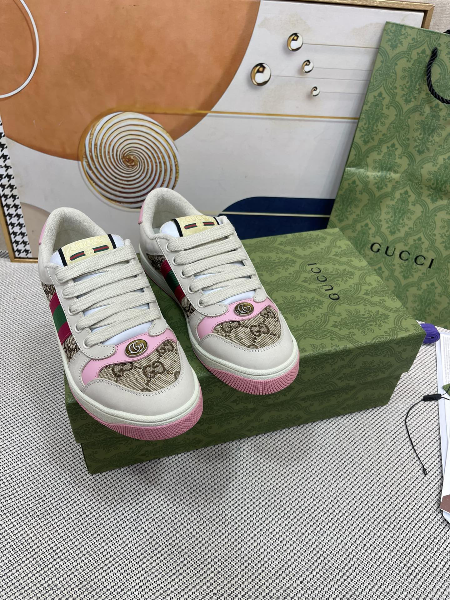 NO:615643,Gucci Diamond Shoes——Purchasing version NFC with code scanning chip High-quality series of distressed dirty shoes-the hottest model of the year is coming!  9 times out of 10, this is a must-have model. New colors are recommended - the ultimate version on the market!  Purchase the original version and develop it... fabric, material, outsole, and details can be compared at will!  The open-moulded and elegant one-to-one replica rhinestone chain...Metal cherry pendant...Metal versatile crystal cylindrical label...Gucci original customized narrow webbing...Super flash series - flash diamond chain. The cherry decoration is detachable and can be changed into two for any combination to highlight your personality. Exclusive color-brushed cowhide fabric. Hand-made distressed is very textured and has a sense of luxury!  The details of the workmanship can be seen in the picture, and no line is missed. The original terry cloth is delicate, soft, more comfortable and breathable, and the private mold is stamped in two colors. Packing process Goodyear hemming method Fabric: Original imported high-quality cloth/silk cowhide Outsole: Original TPU outsole (lower layer is wider, upper layer is narrower) European version matching packaging... Women's 35-40 (34 41 custom-made, non-refundable), casual shoes/sports shoes, gucci, sneakers, cowhide19860909Gucci钻鞋————代购版本 NFC带扫码芯片 高品质系列做旧小脏鞋-年爆款来袭！ 十转九卖必上款 新色加推-市场终极版本！ 购原版开发….面料 材质 大底 细节任意对比！ 开模气质世奇一比一精复刻水钻链.....金属樱桃吊坠……金属百搭水晶圆柱形标……Gucci原版定制窄织带…… 超闪系列—闪钻链.樱桃装饰可拆卸,一变二任意搭配,彰扬个性 专属擦色牛皮面料.手工做旧非常有质感,自带高级感！ 做工细节图可体现,不放过一条线. 原版毛巾布里细腻柔软更舒适透气,私模钢印双色 套包工艺 固特异锁边做法 面料:原版进口高品质布/丝绸牛皮 大底:原版TPU大底(下层宽,上层窄) 欧版配套包装…… 女款35—40（34 41定做不退换）,休闲鞋/运动鞋,gucci,sneakers,cowhide,Women's Shoes