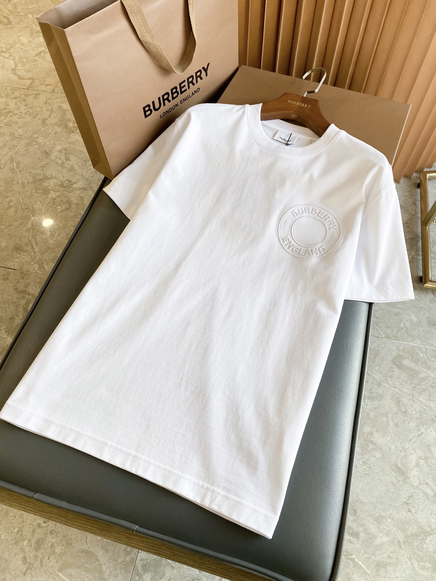 Camiseta clásica con micrologo bordado. ¡Cada detalle, posición, material y tamaño del bordado está alineado con zg! ¡R…
